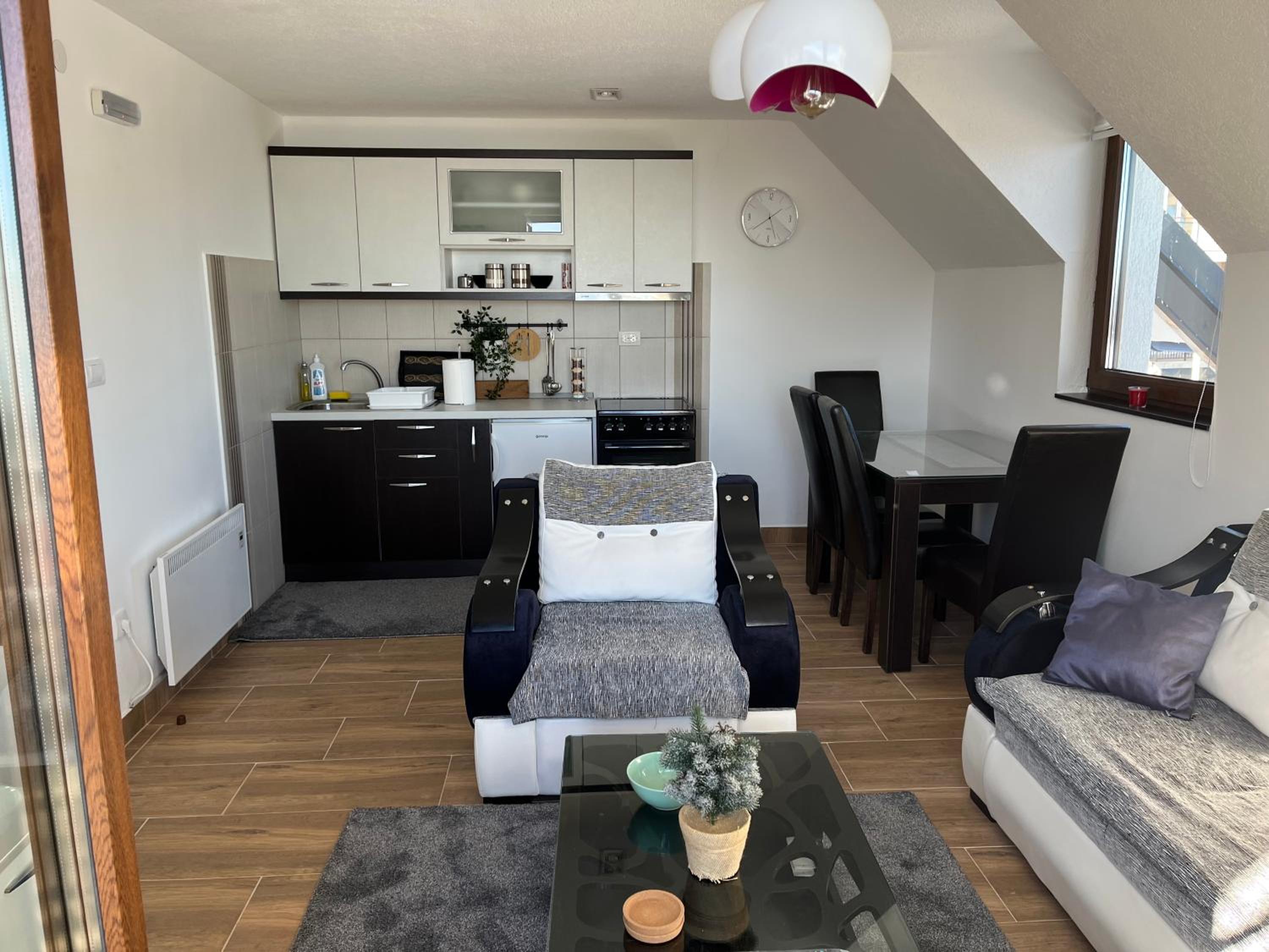 One-Bedroom Apartment photo 1