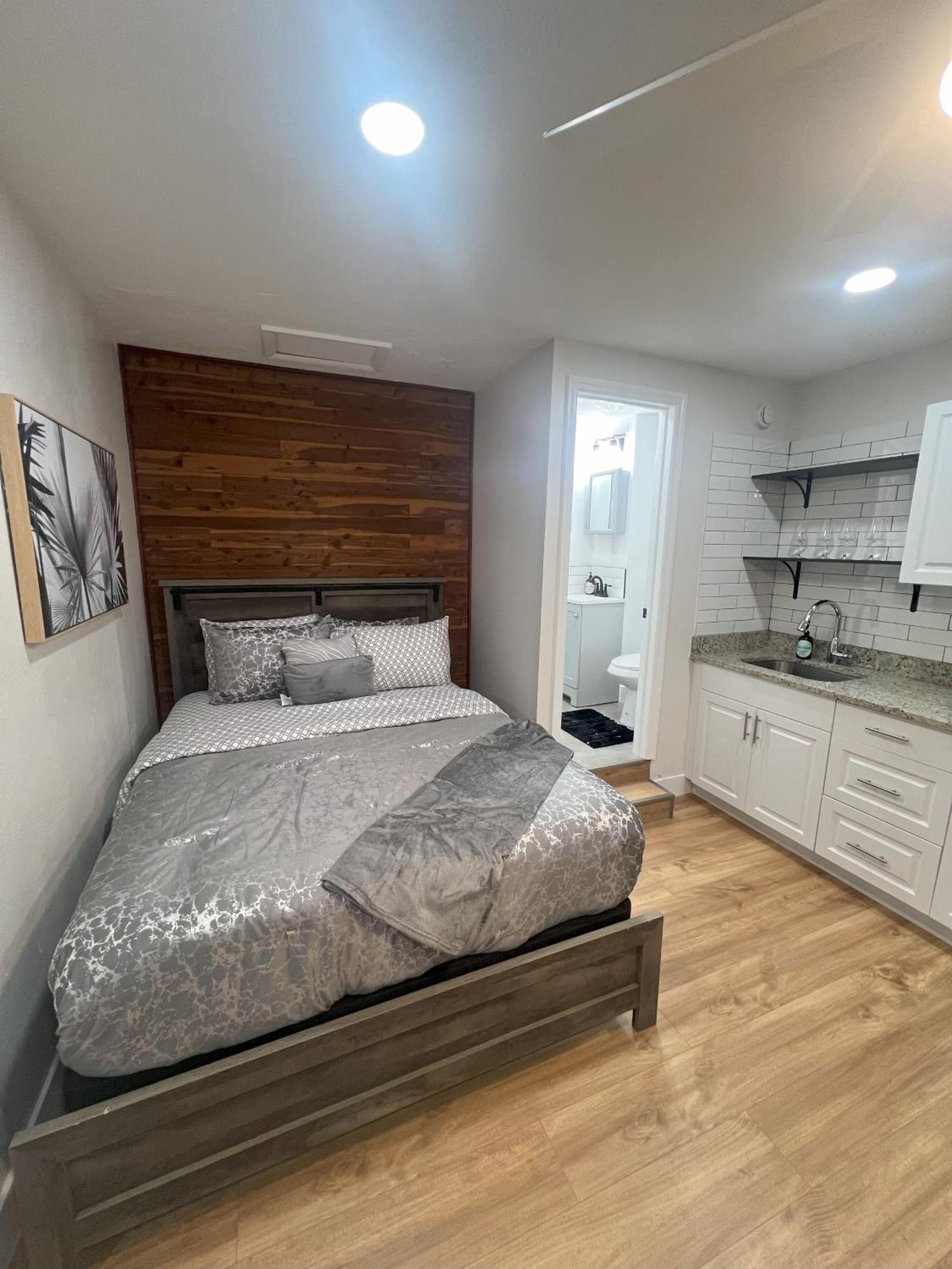 Standard Queen Studio mit Küche und Wohnzimmer