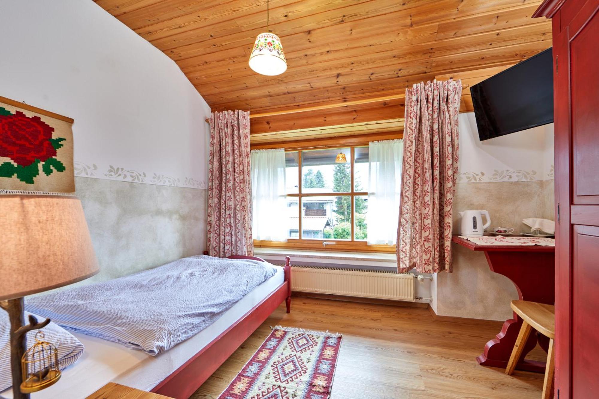 Single Room with Bathroom photo 1