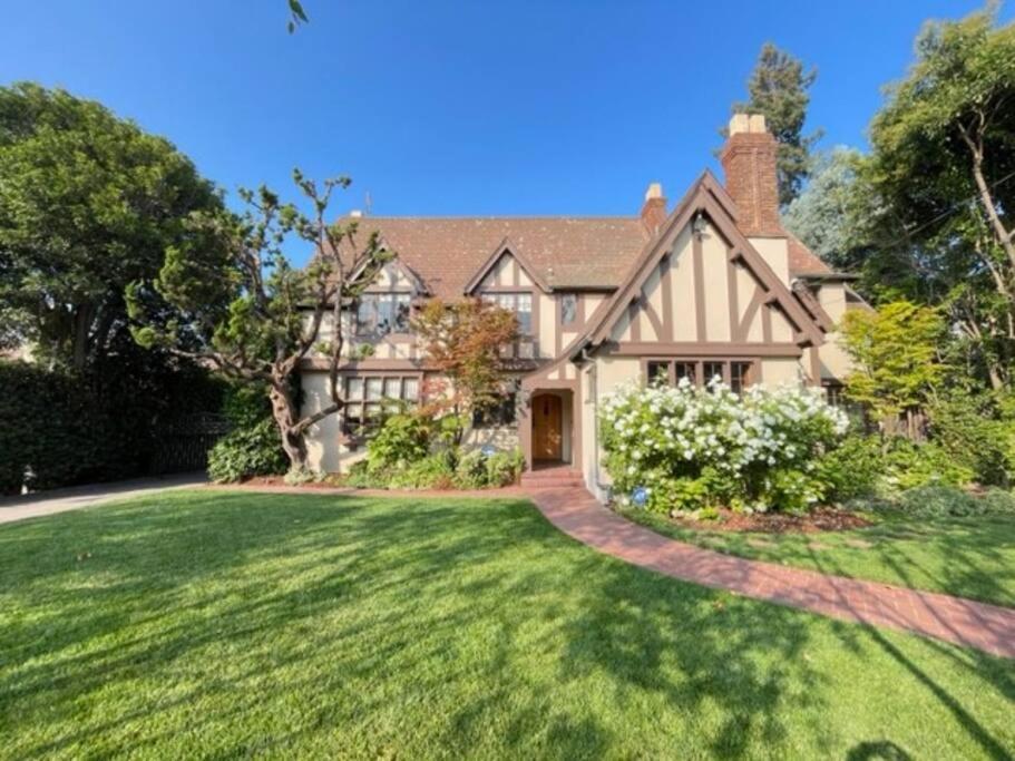Five-Bedroom House photo 2