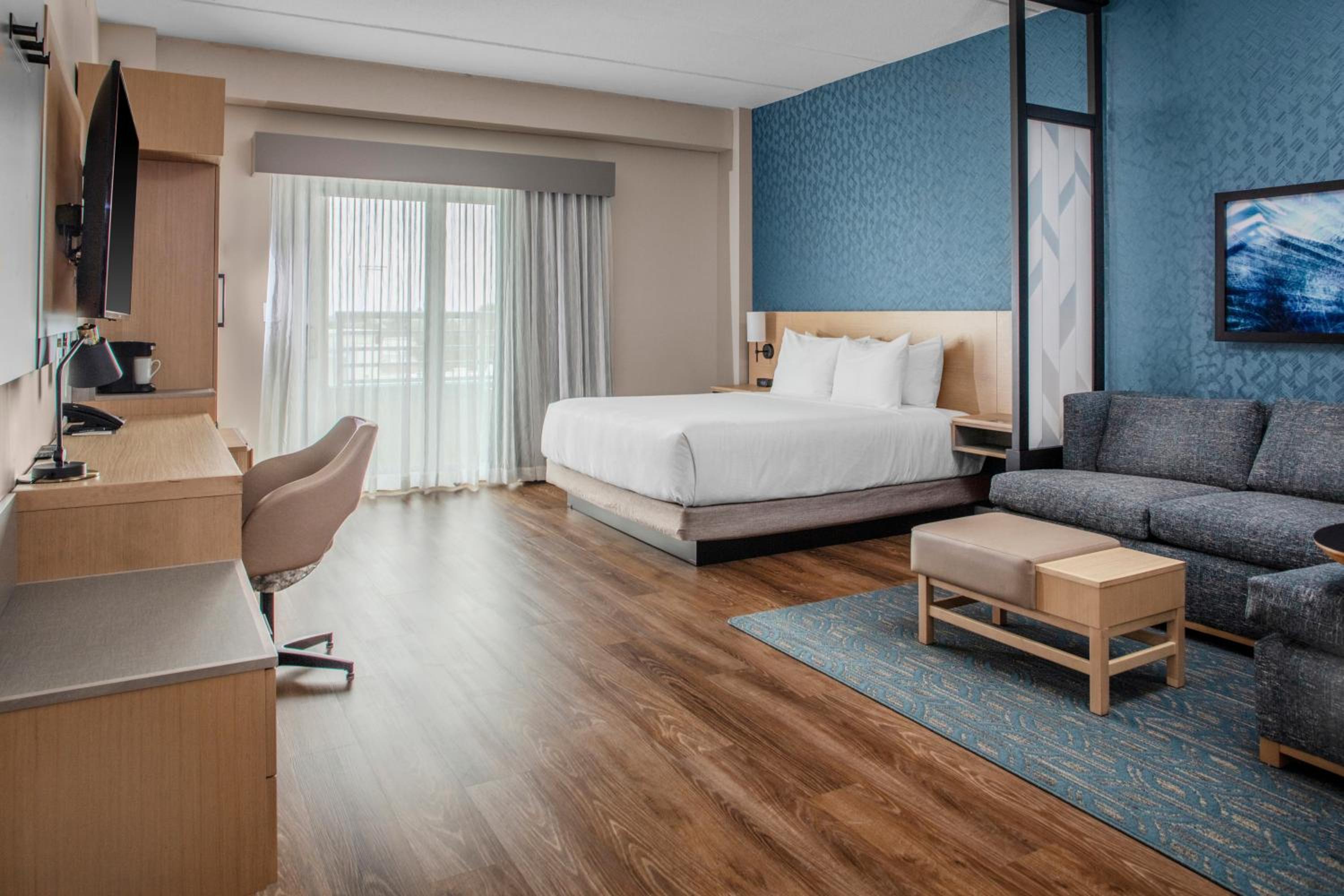 King Room with Sofa Bed and Balcony - Photo 3