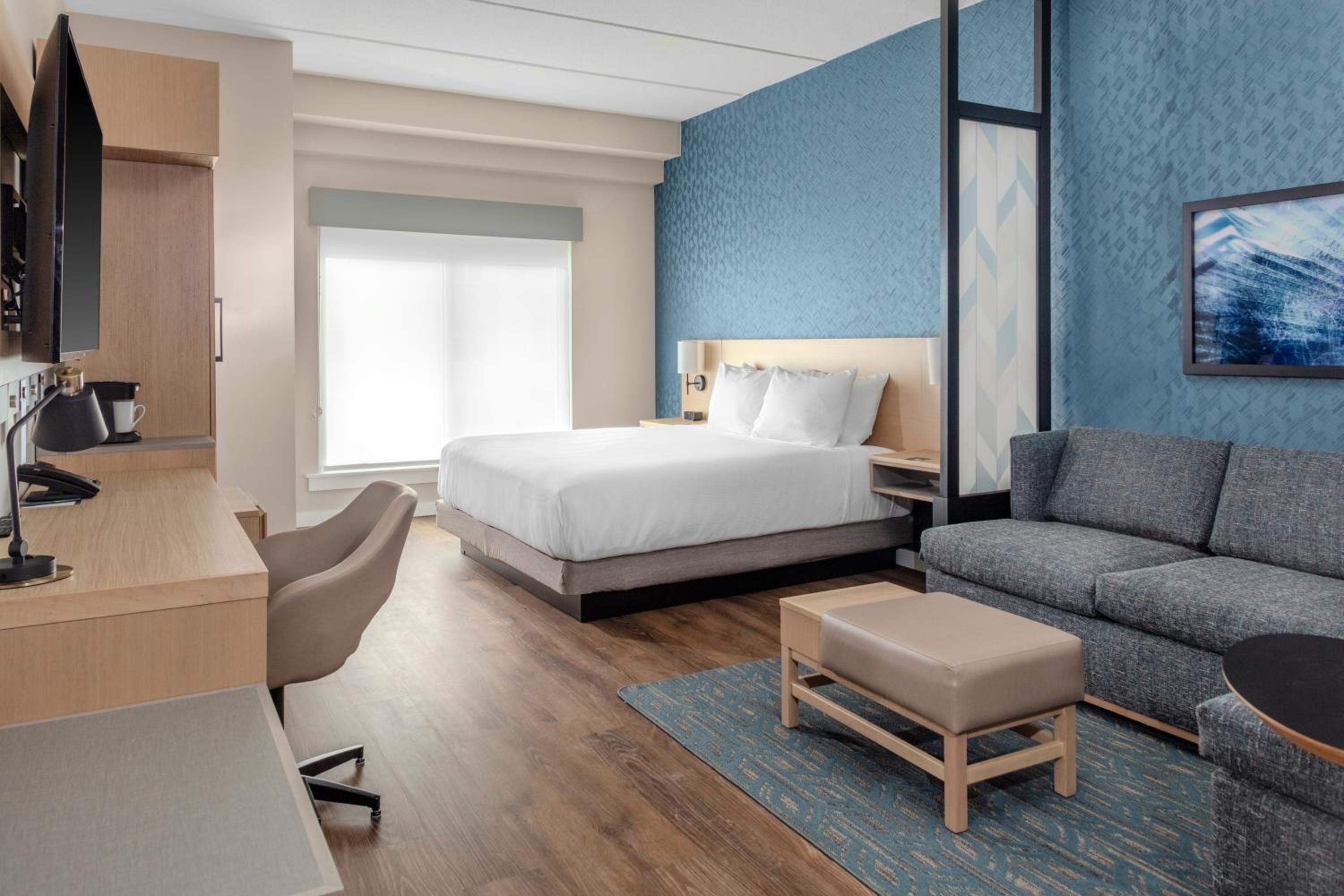 King Room with Sofa Bed - Photo 2
