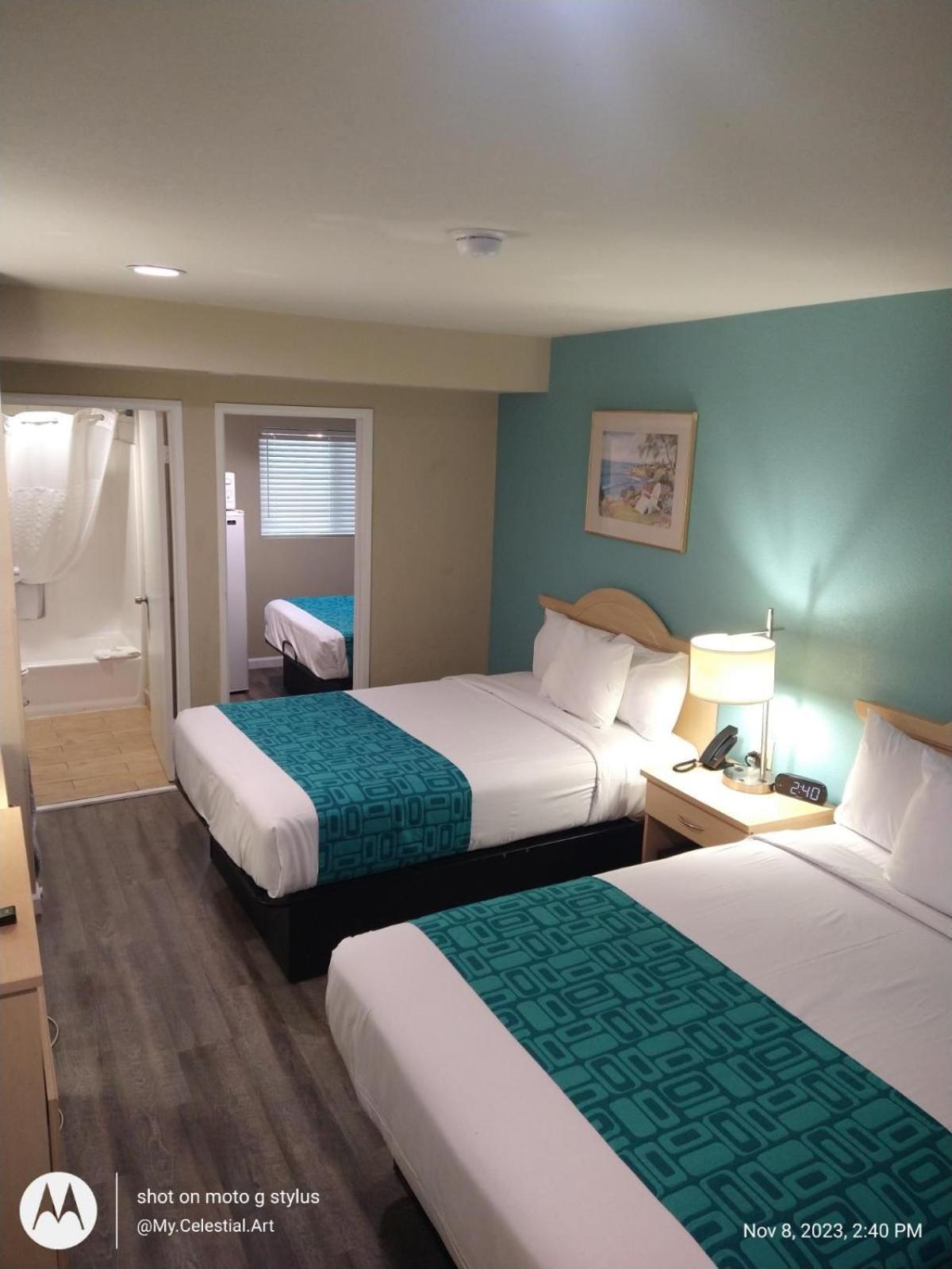 Business Room with Three Double Beds and Partial Ocean View - Non-Smoking photo 1
