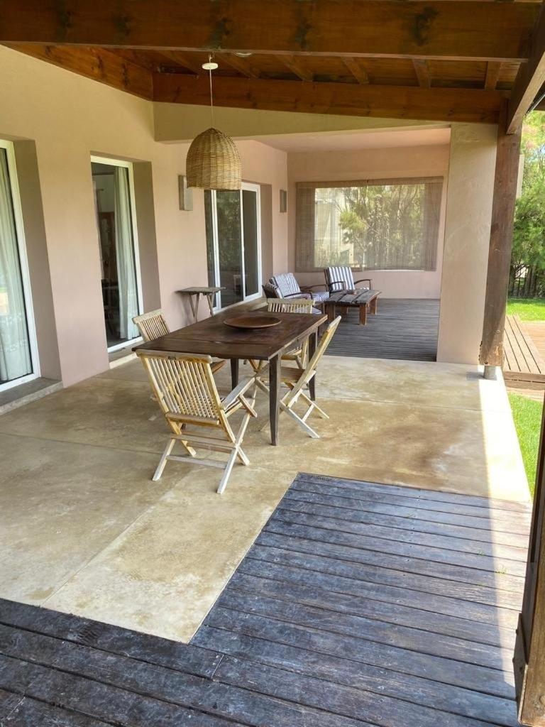 Five-Bedroom House photo 3