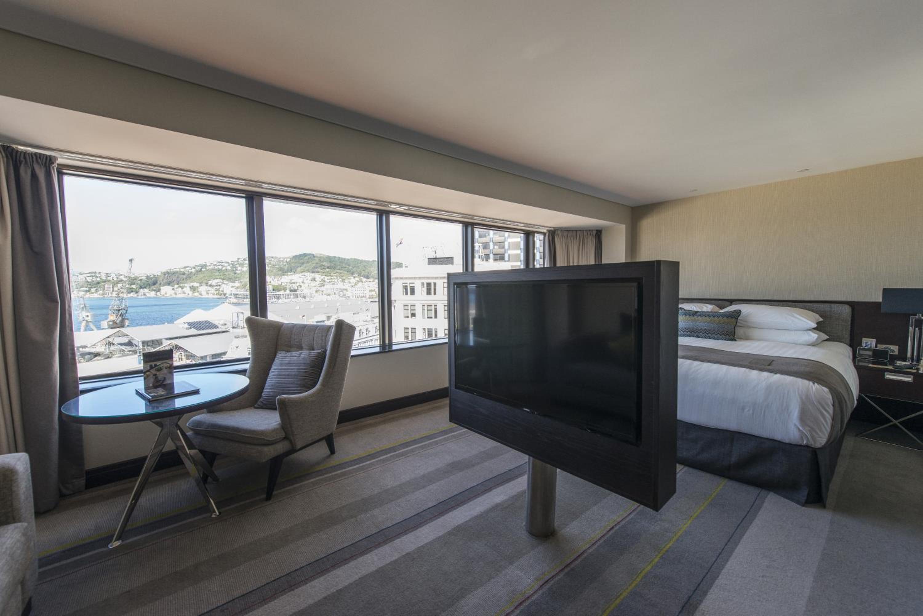 Junior King Suite with Harbor View - Club Lounge Access