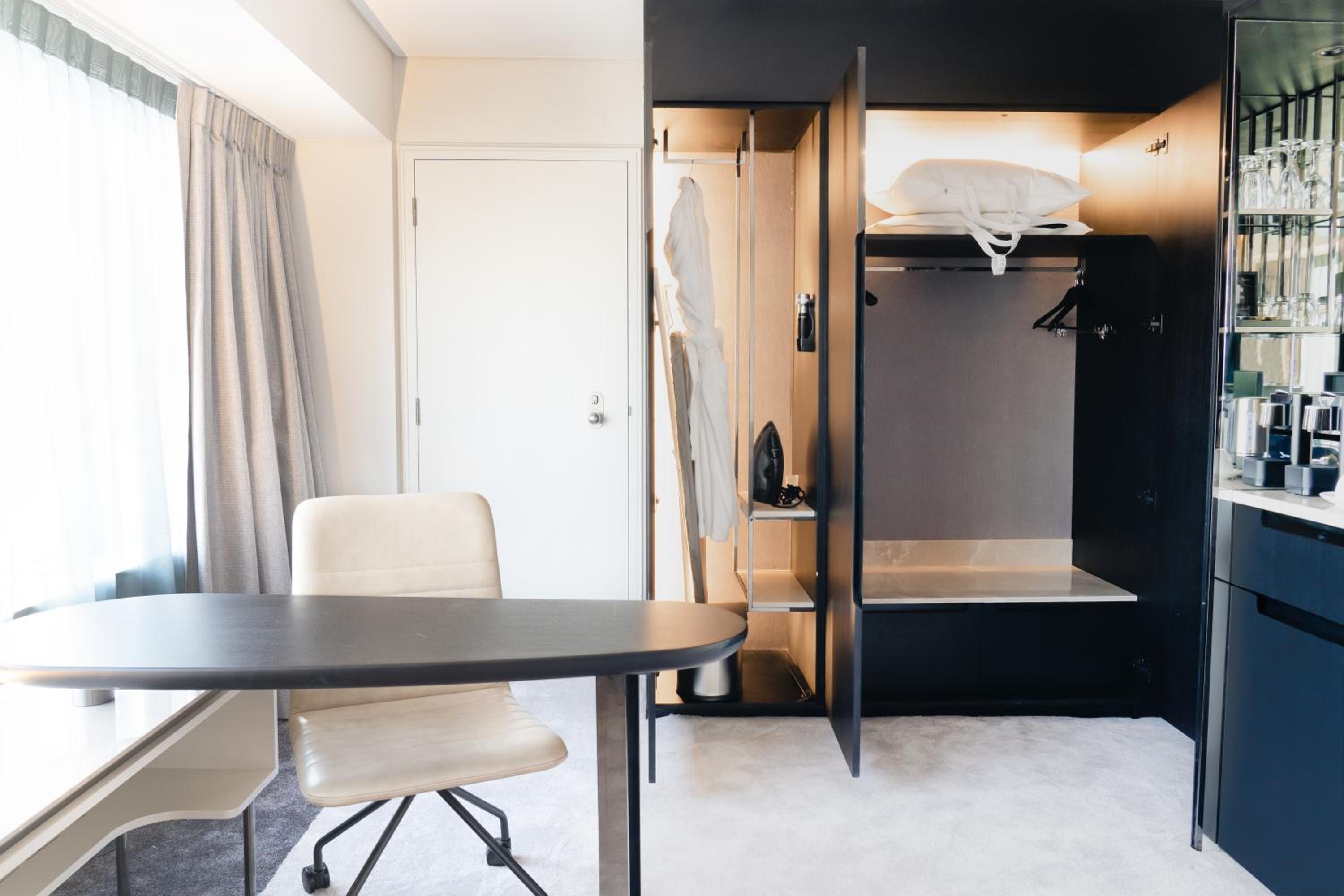 Premium King Room with Harbor View - Photo 2