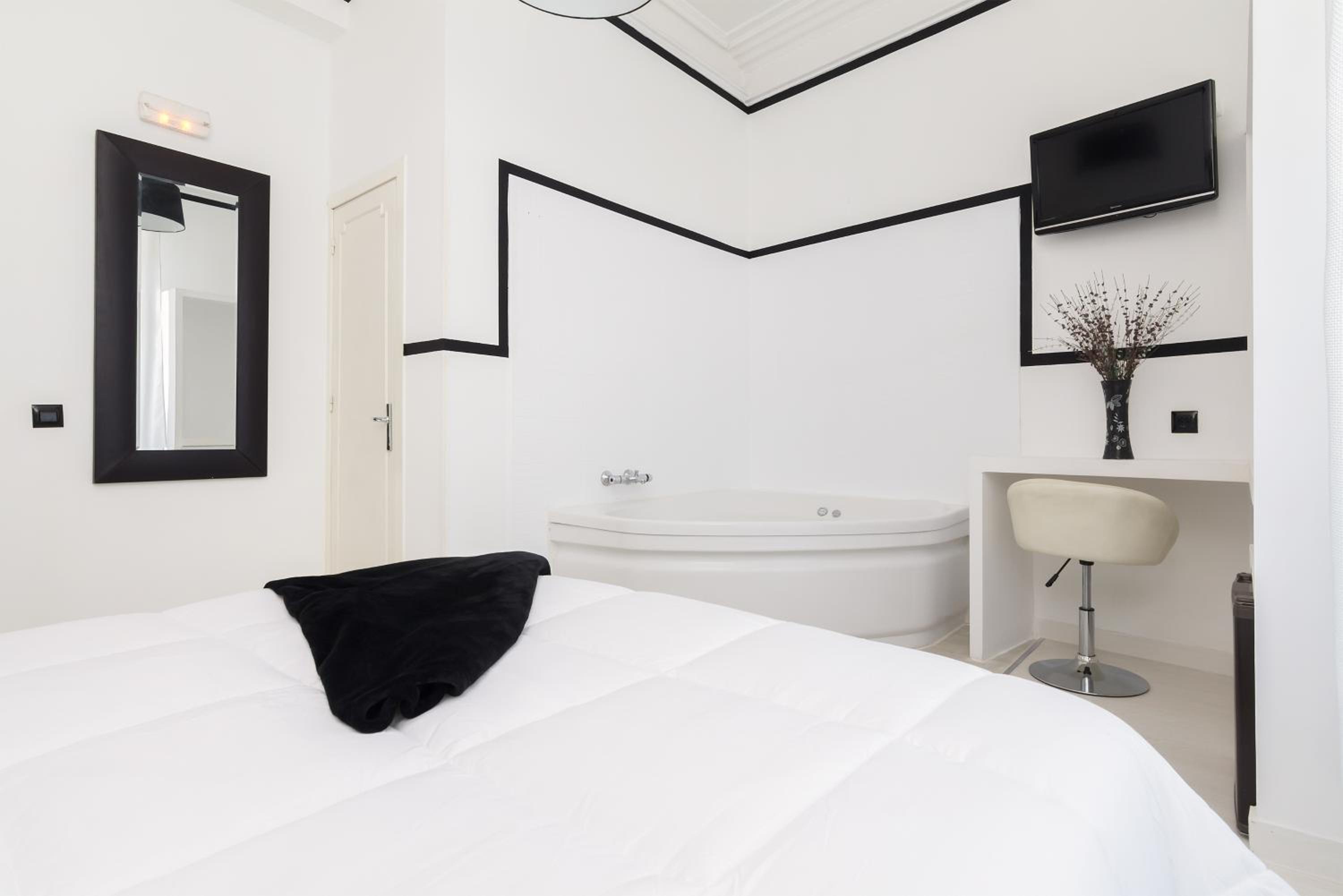 Double Room with Spa Bath - Photo 3