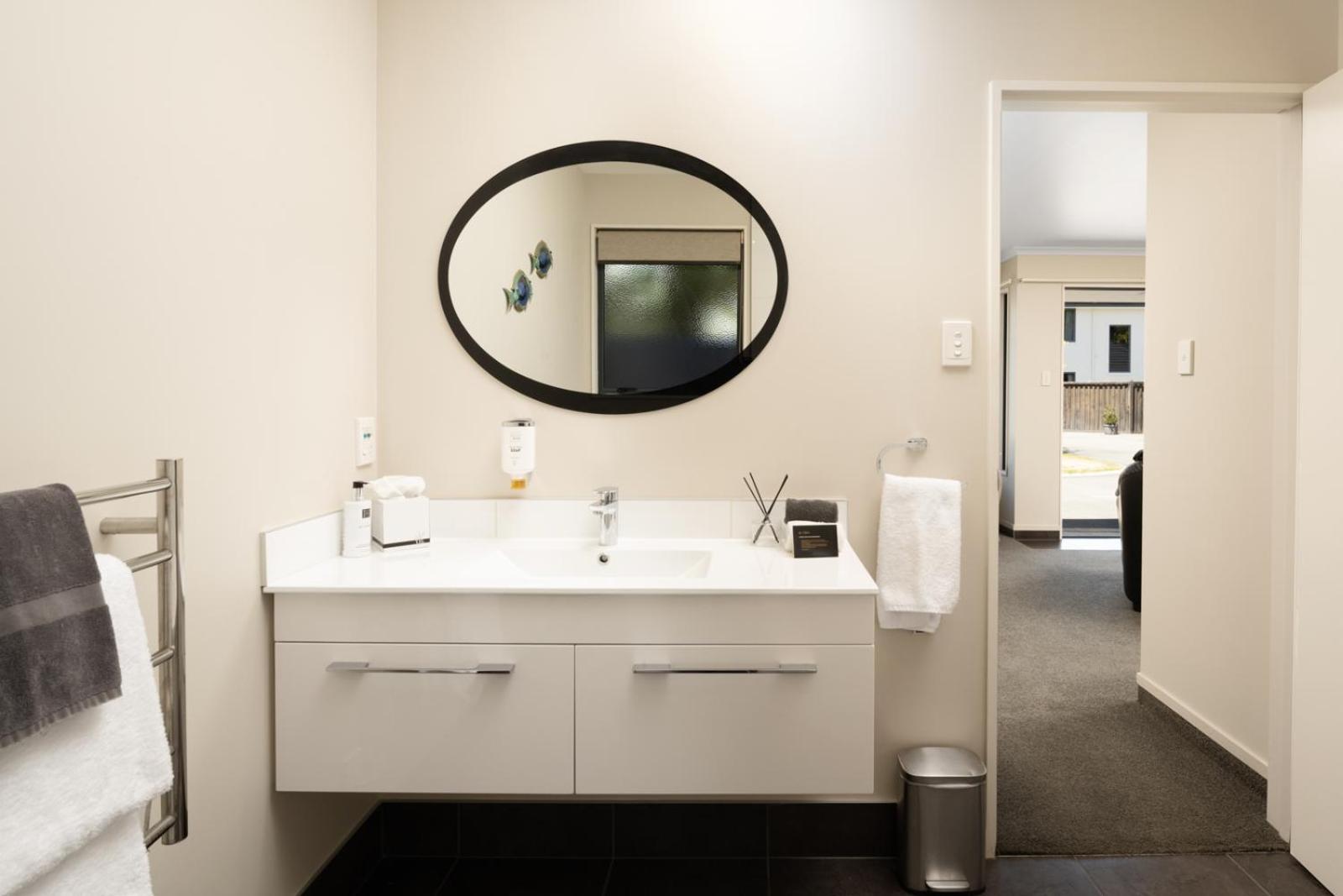 Executive One Bedroom Apartment with Spa Bath - Photo 8
