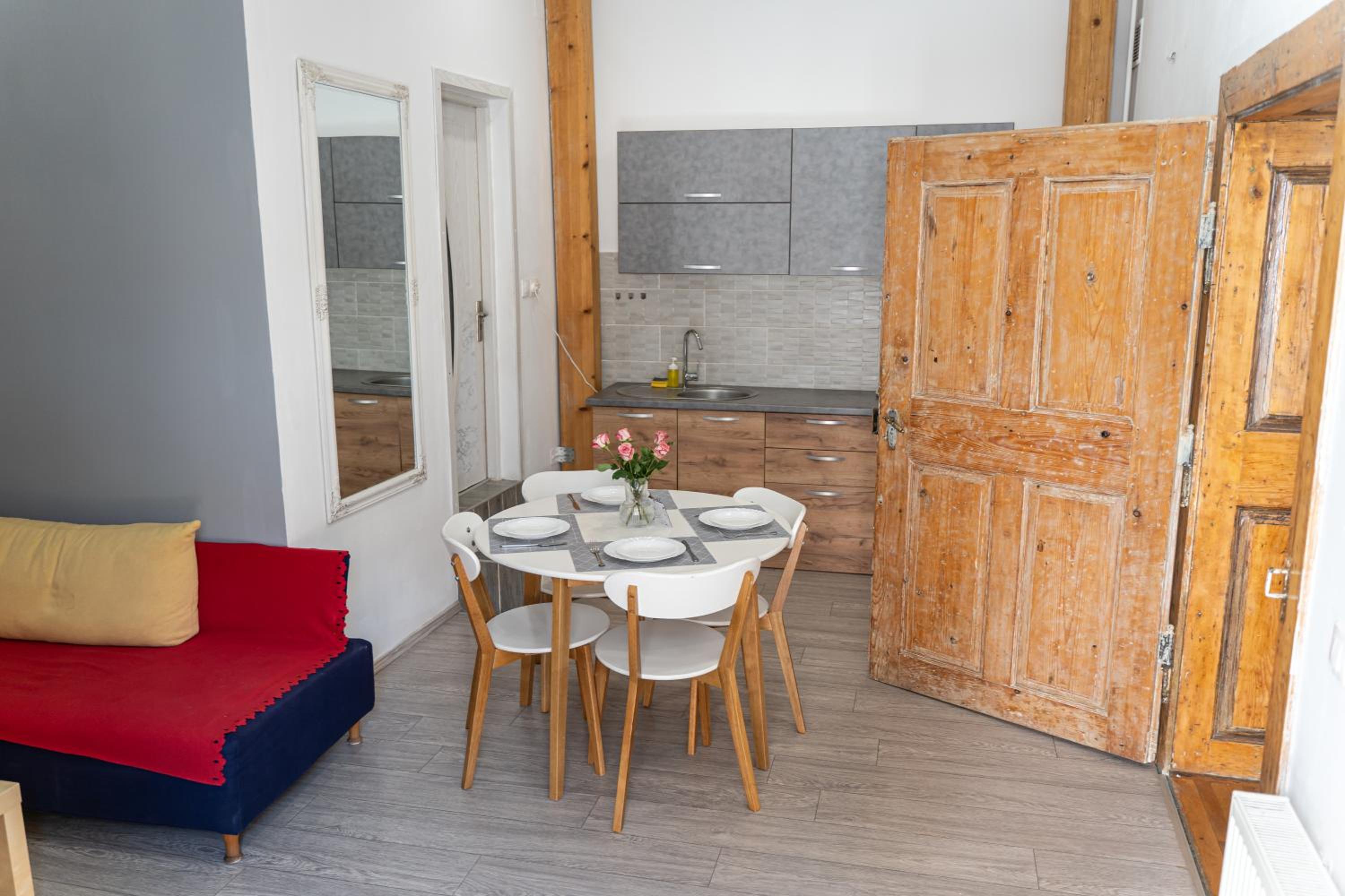 Suite - Photo 11