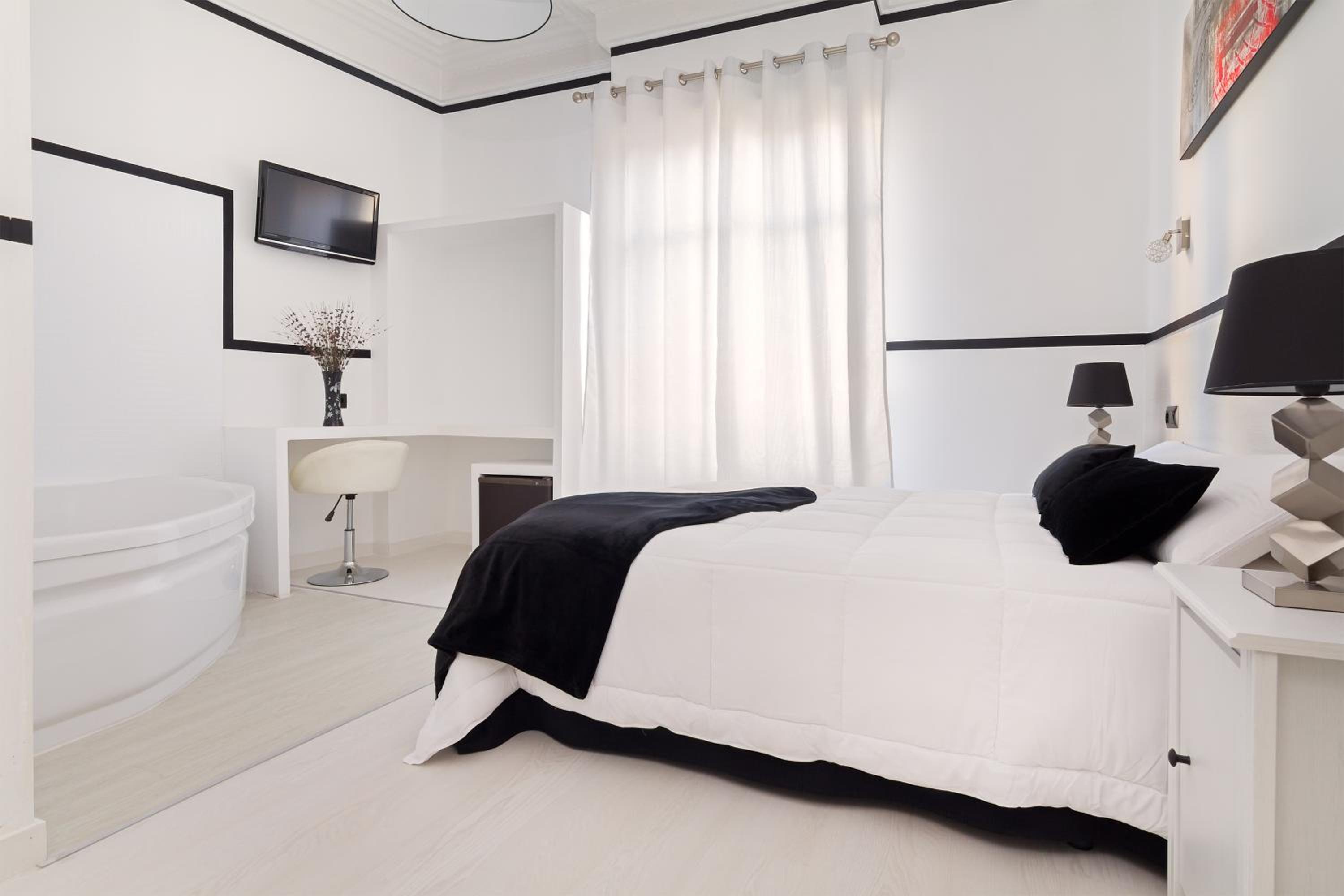 Double Room with Spa Bath - Photo 2