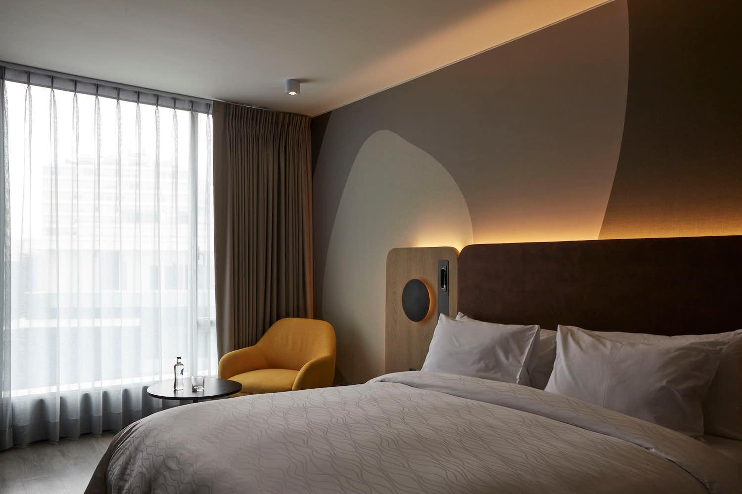 Deluxe king bed room - Photo 1