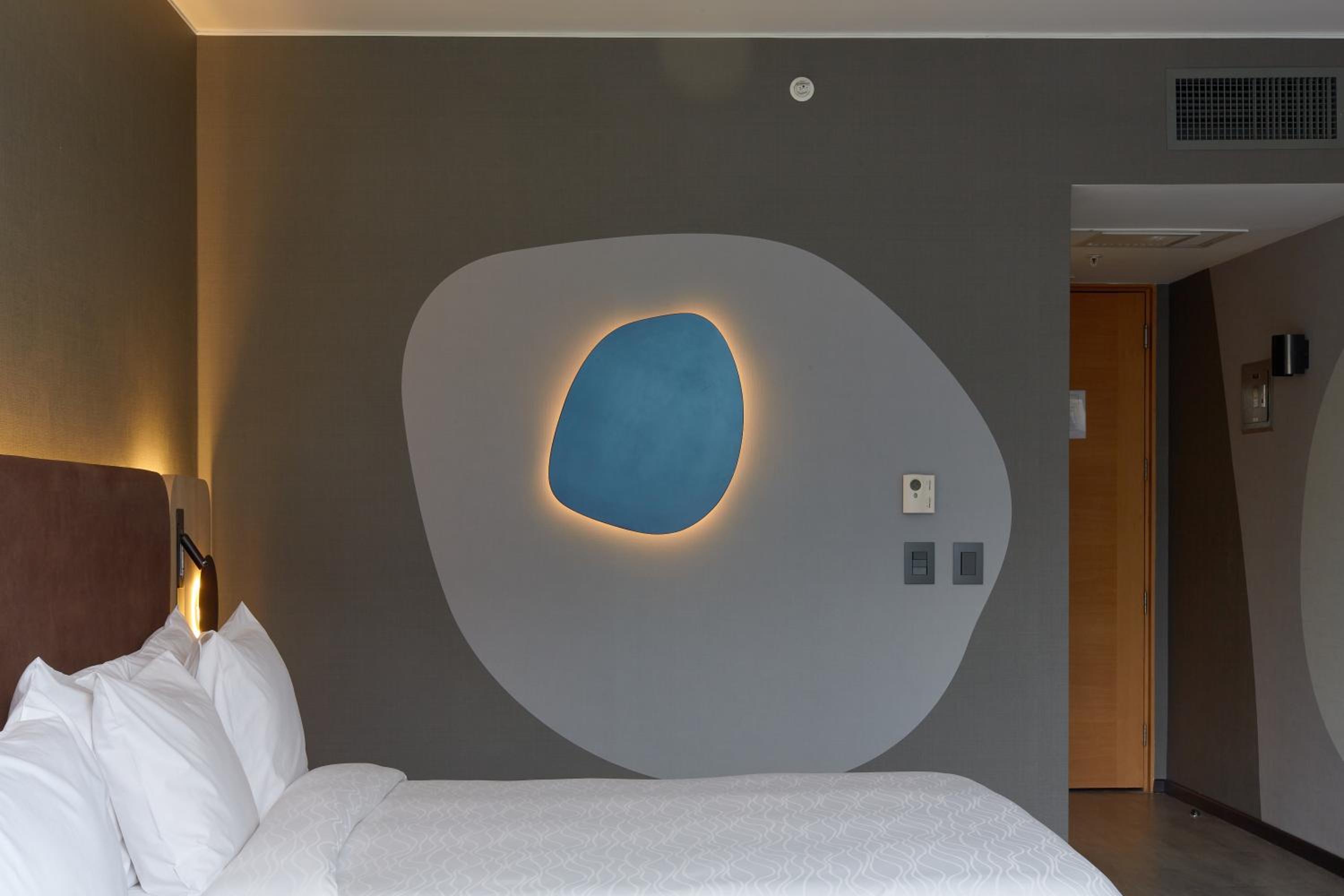 Deluxe king bed room - Photo 3