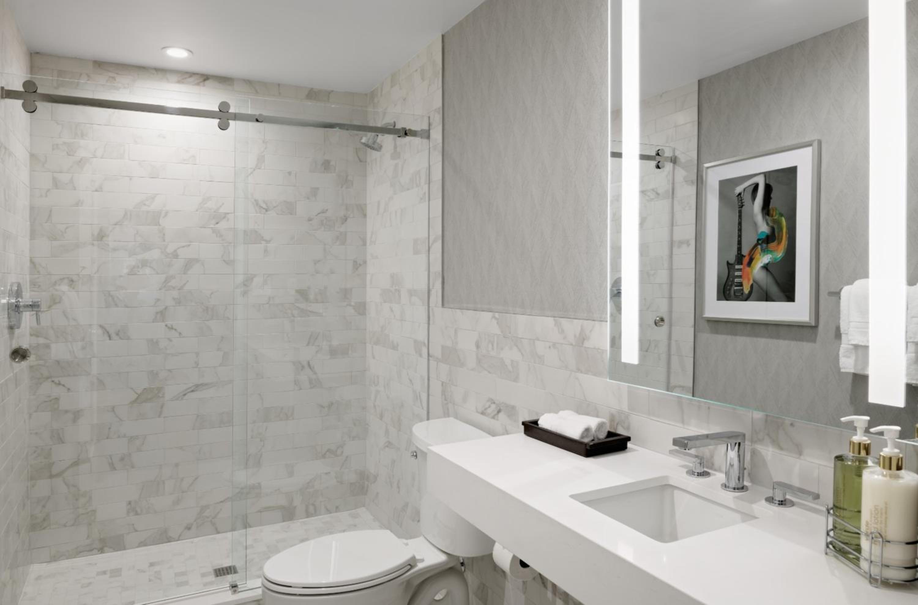 Premier 2 Queens Suite with Balcony thumbnail 5