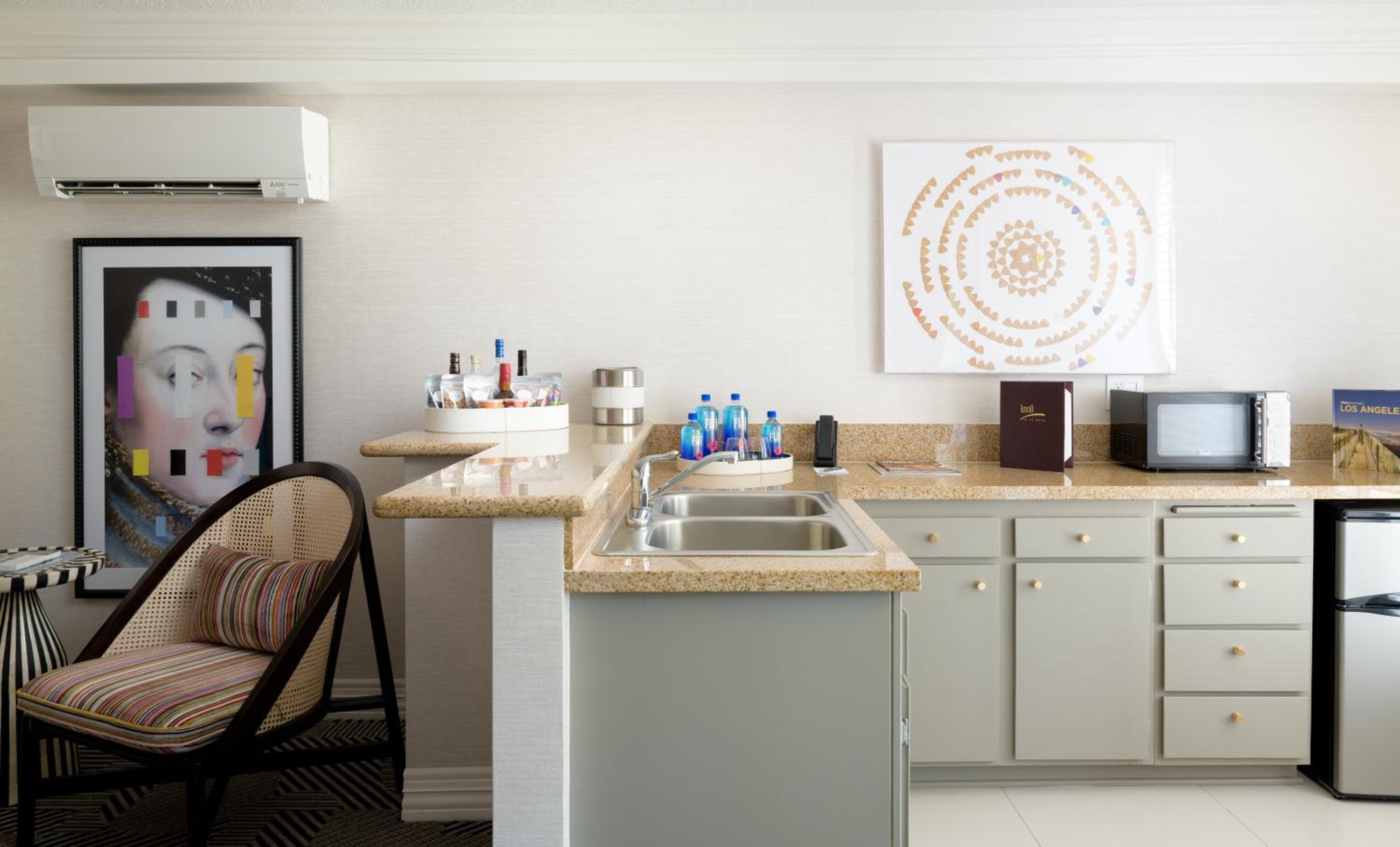 Signature 2 Queens Suite, top floor with Balcony thumbnail 6