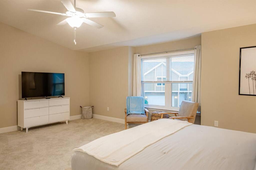 Three-Bedroom House photo 3