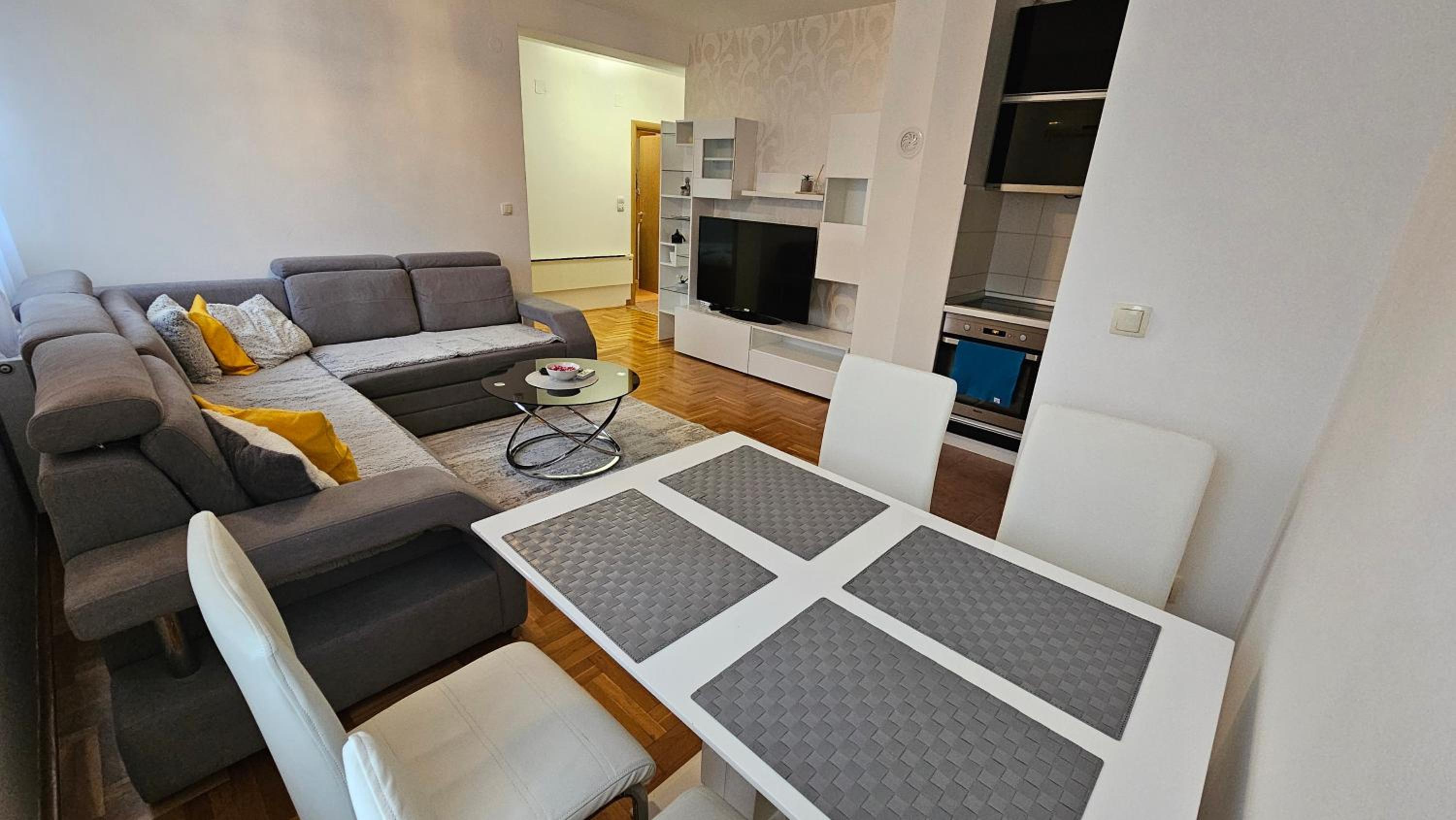 One-Bedroom Apartment photo 1