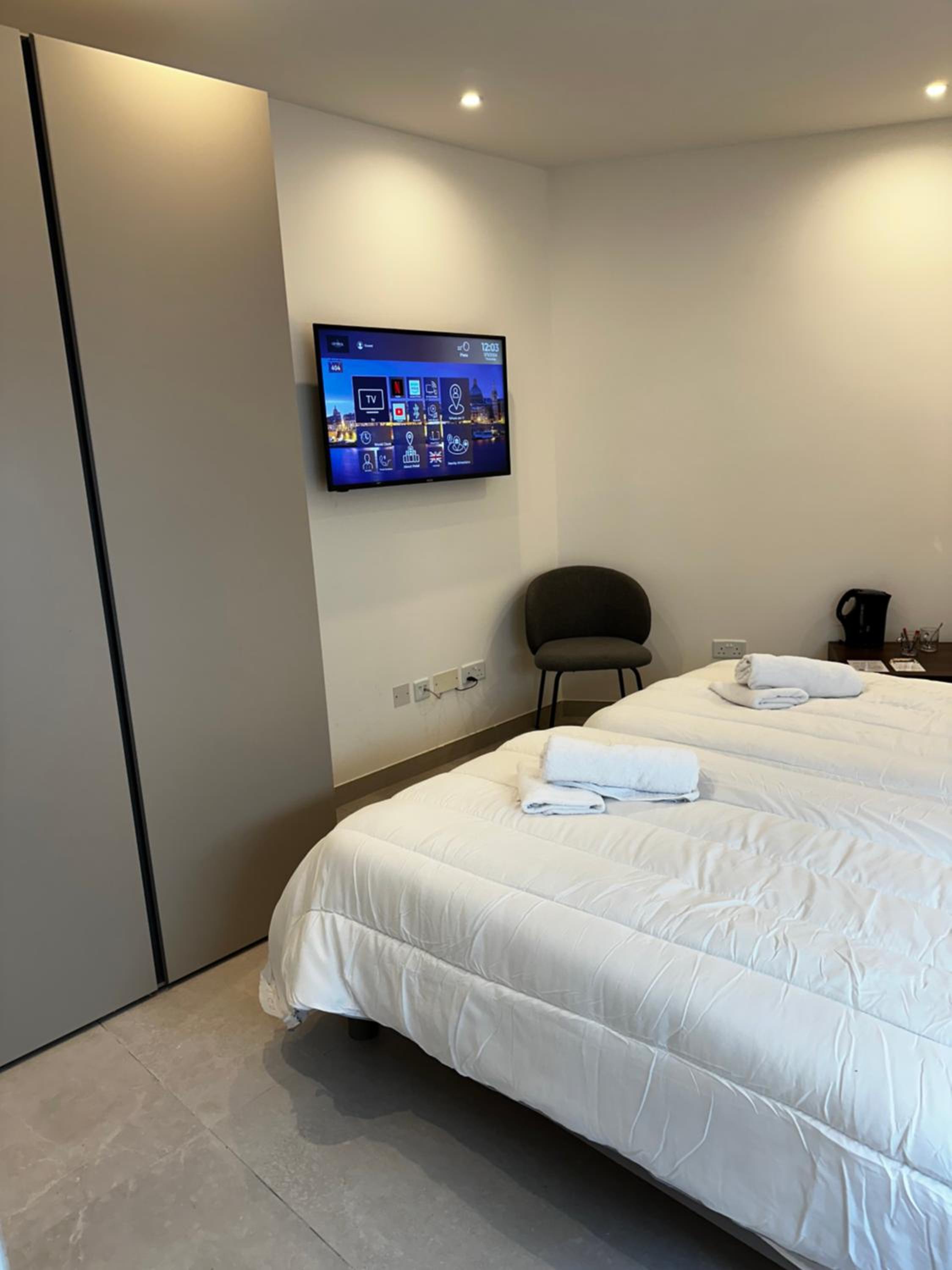 Double Room with Private Bathroom photo 2