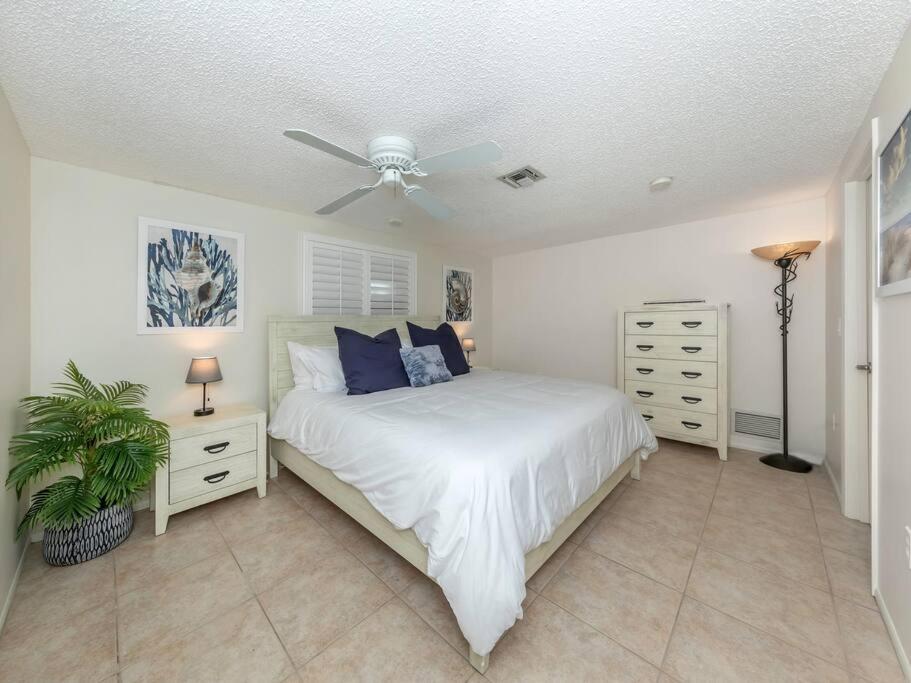 Three-Bedroom House photo 3