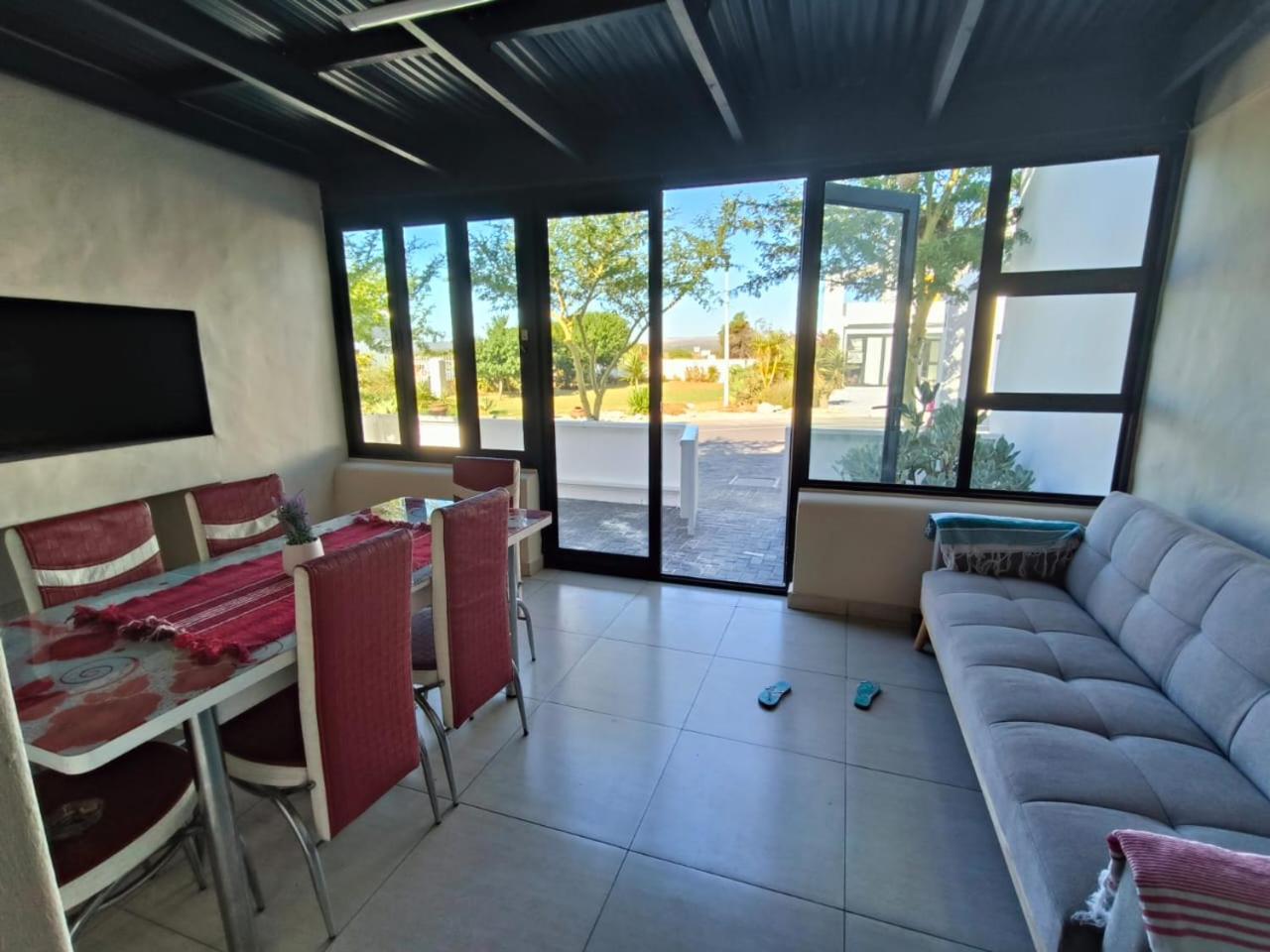 One-Bedroom House photo 1