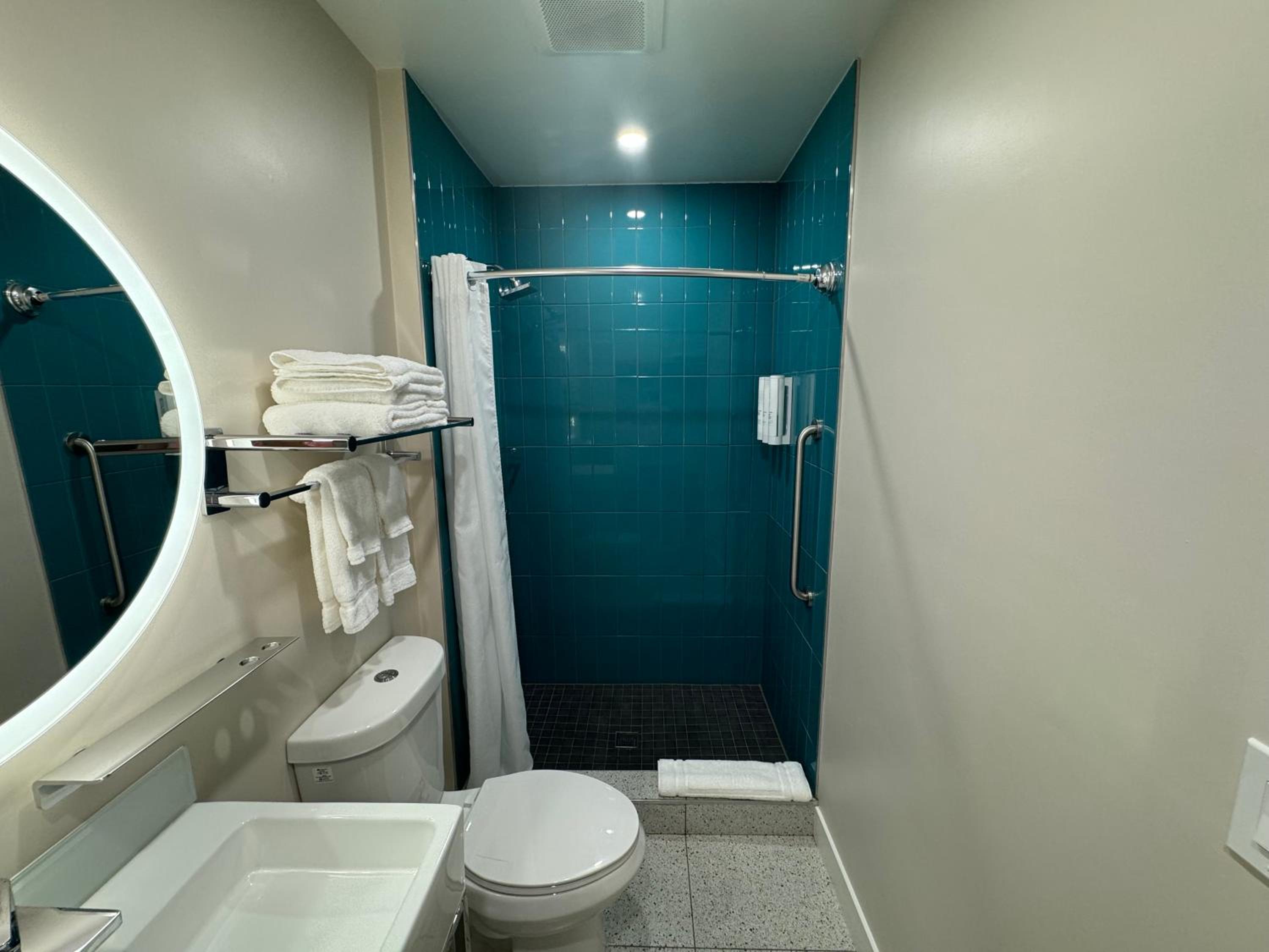Deluxe King Room - Photo 5