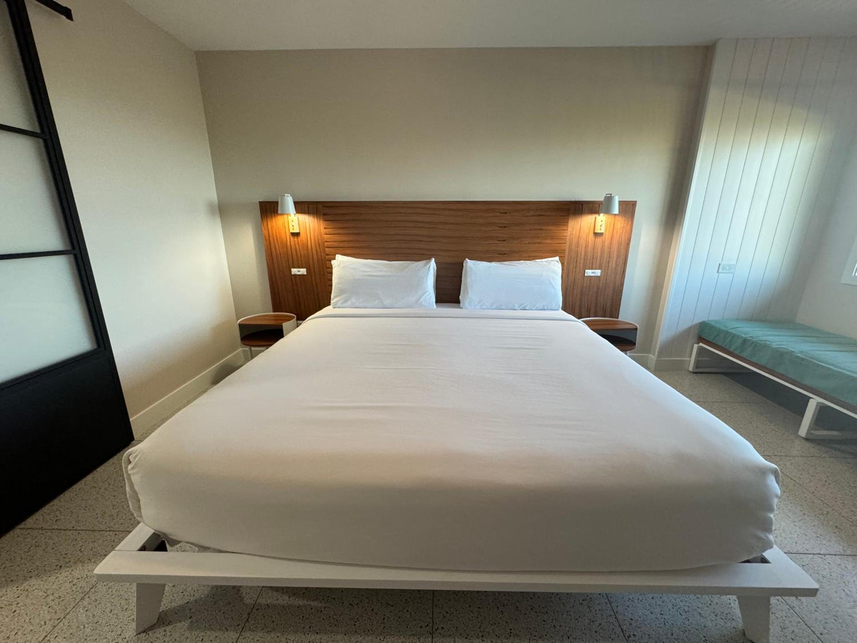 Deluxe King Room - Photo 2