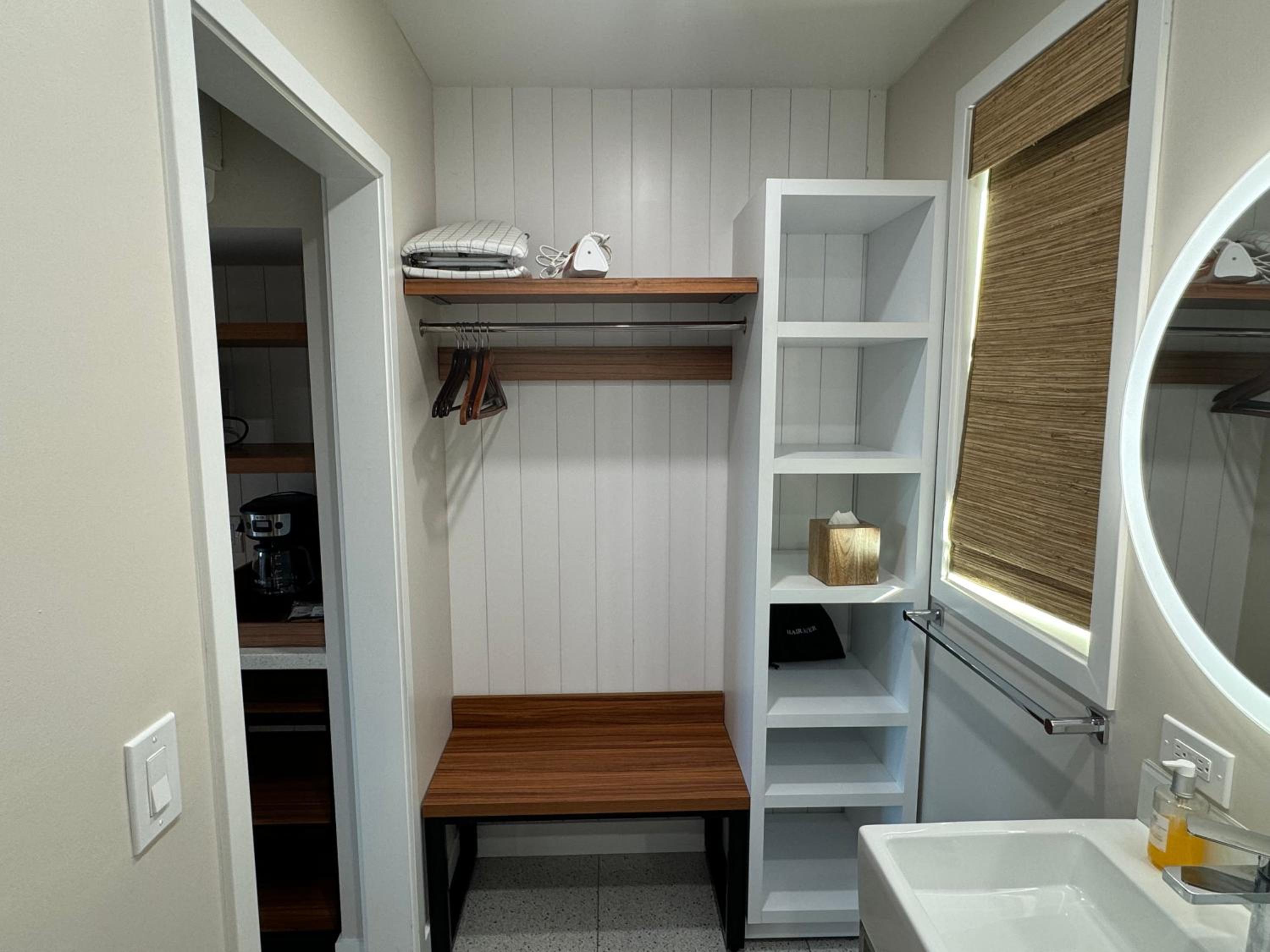 Deluxe King Room - Photo 6