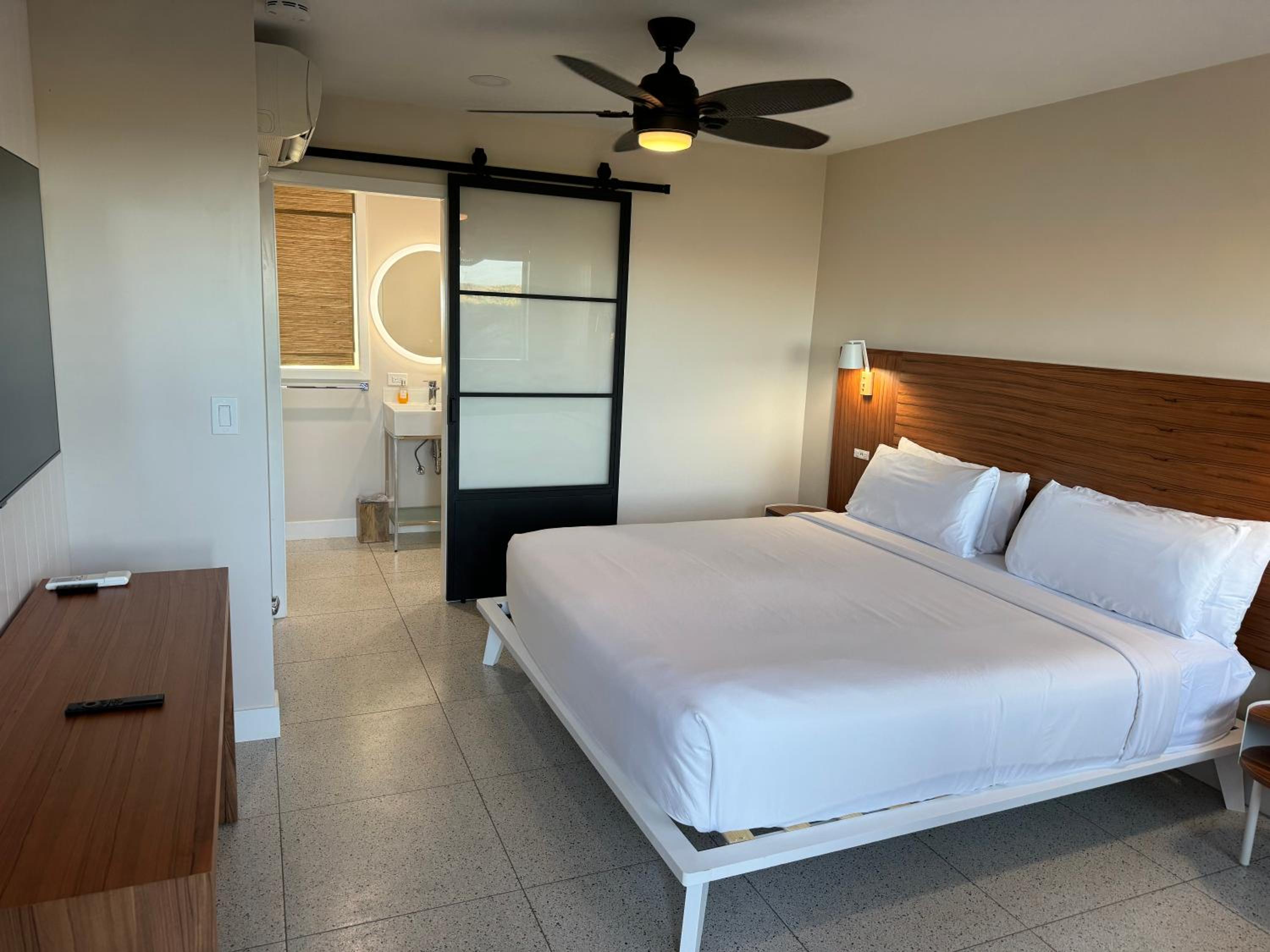 Deluxe King Room - Photo 1