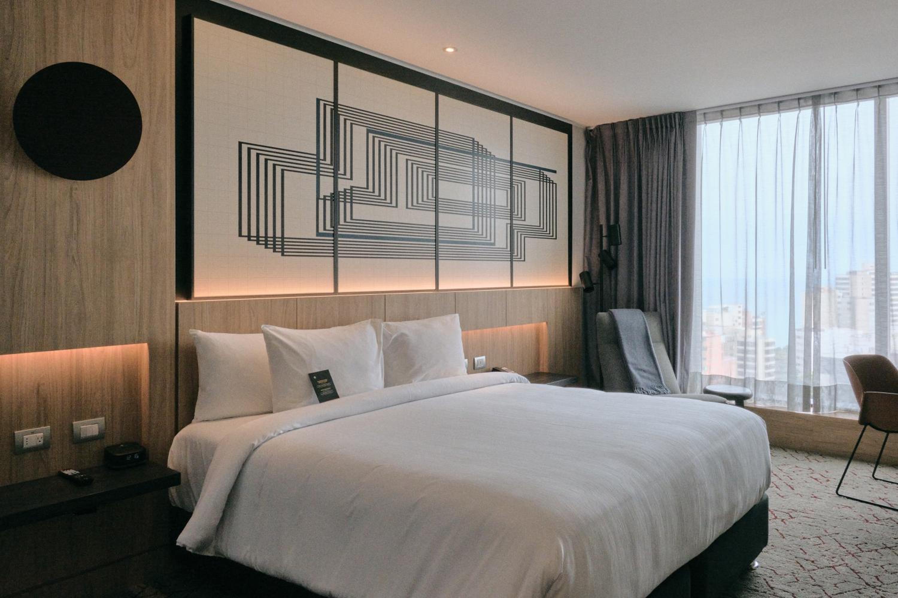 Premium deluxe with executive lounge access  - Photo 2