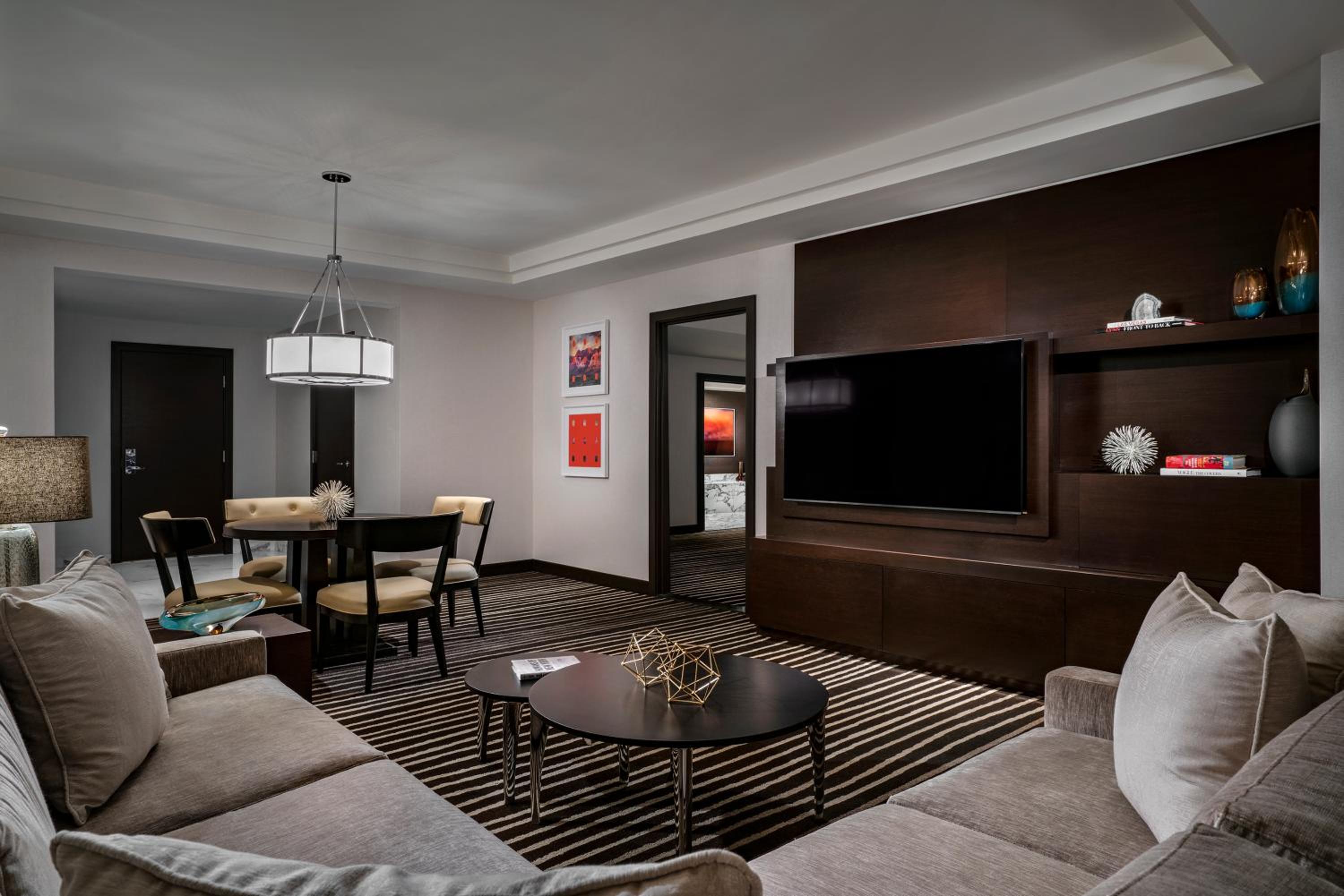 Signature Suite - 1 King Bed - Photo 3