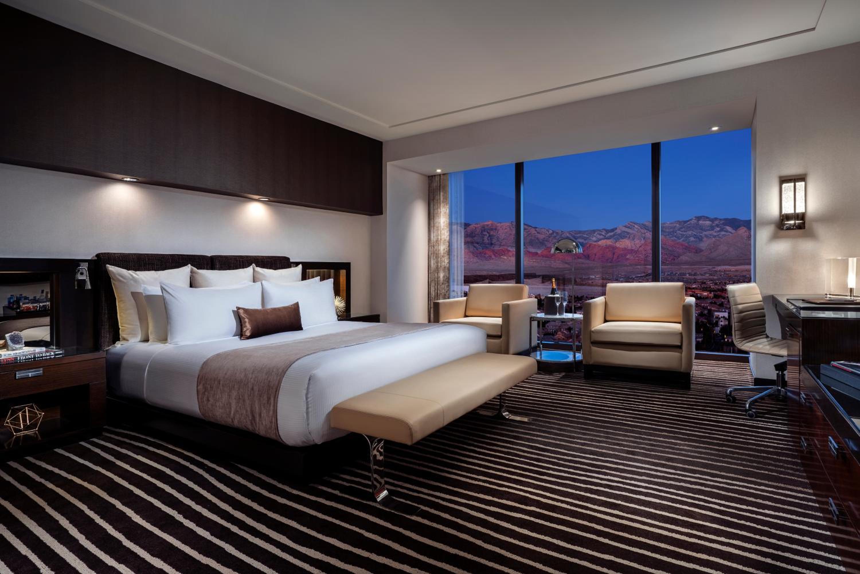 Signature Suite - 1 King Bed - Photo 2