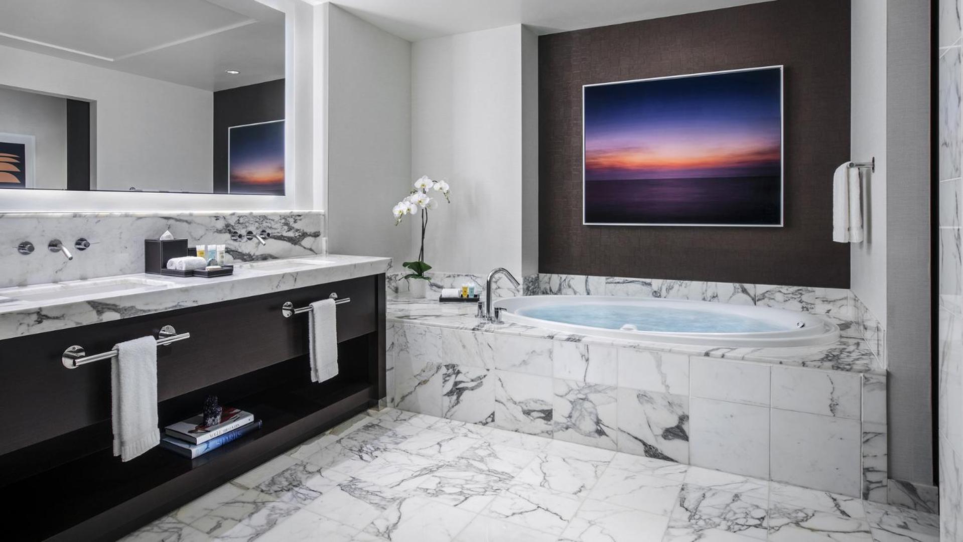 Signature Suite - 1 King Bed - Photo 4