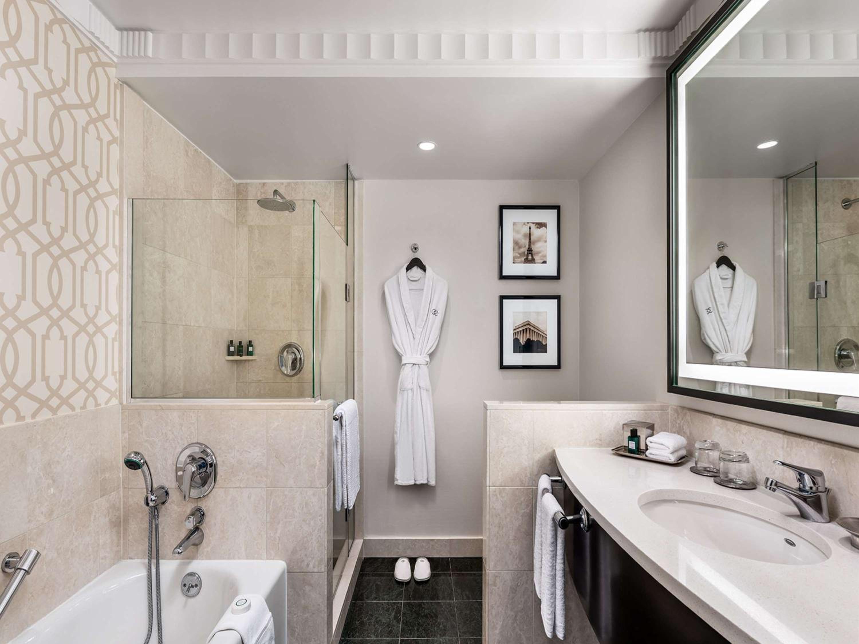 Superior King Room - Photo 2