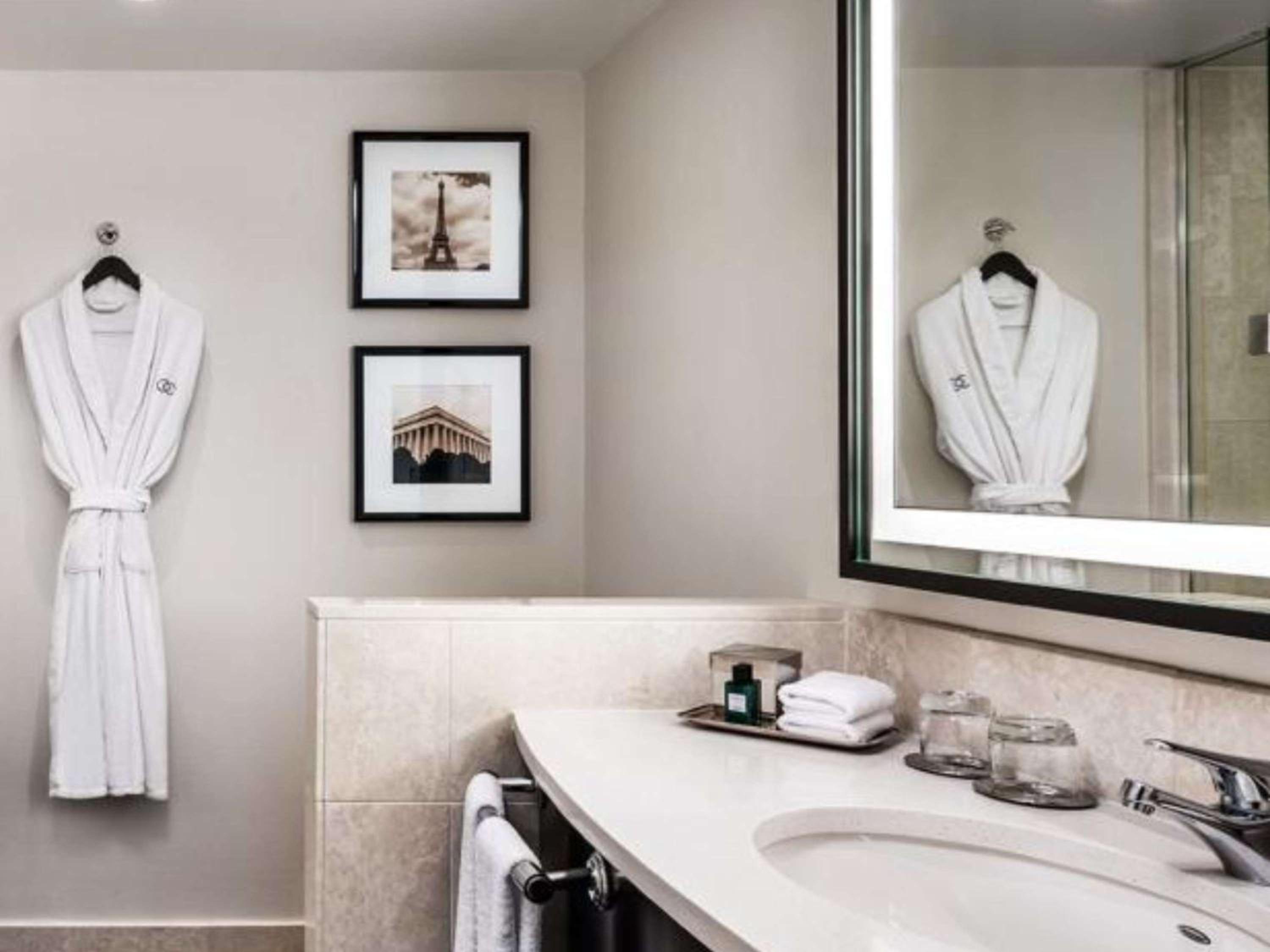 Superior King Room - Hearing Accessible - Photo 4