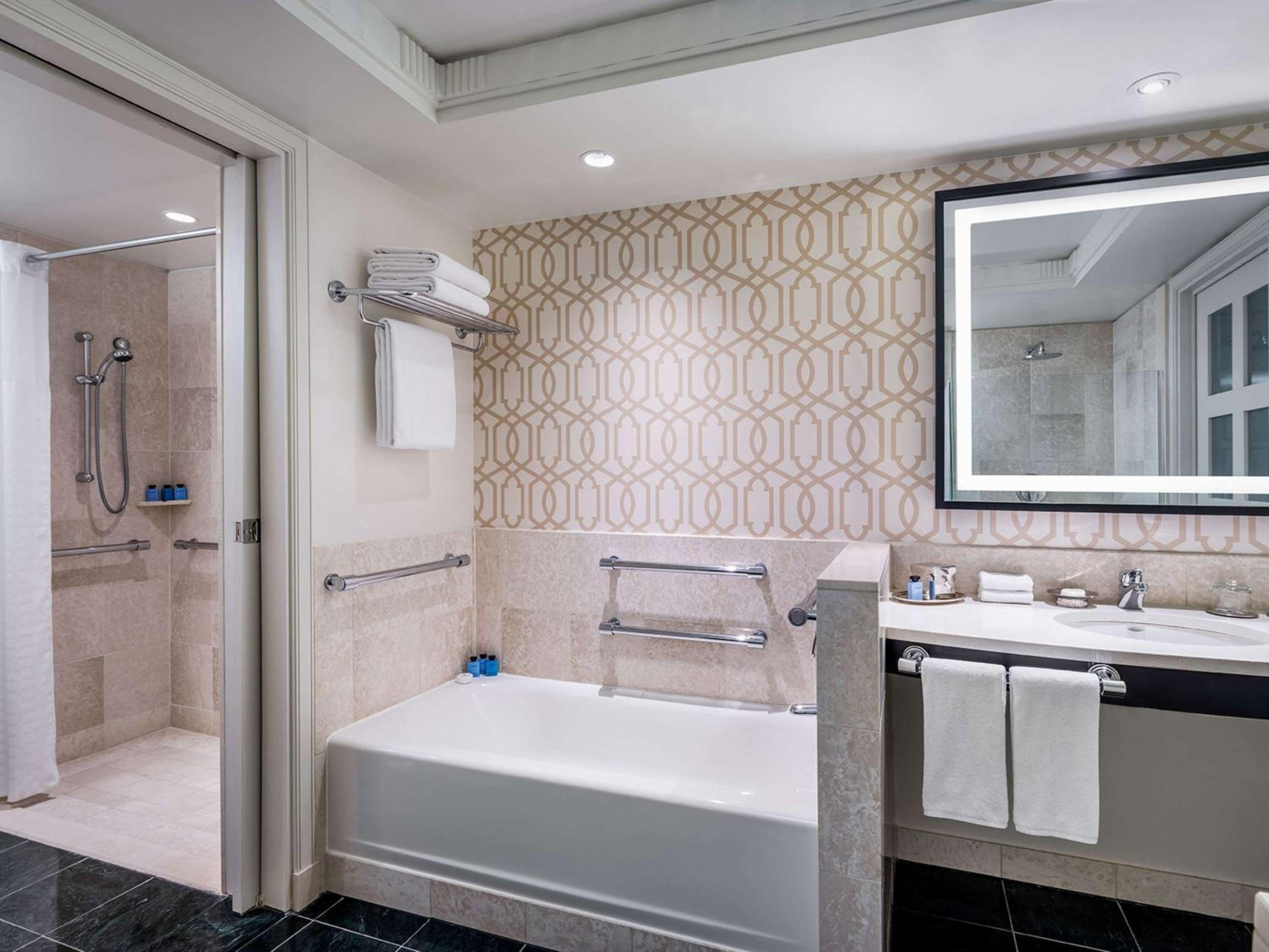 Superior King Room with Roll-In Shower and Bath Tub - Disability Access - Photo 4