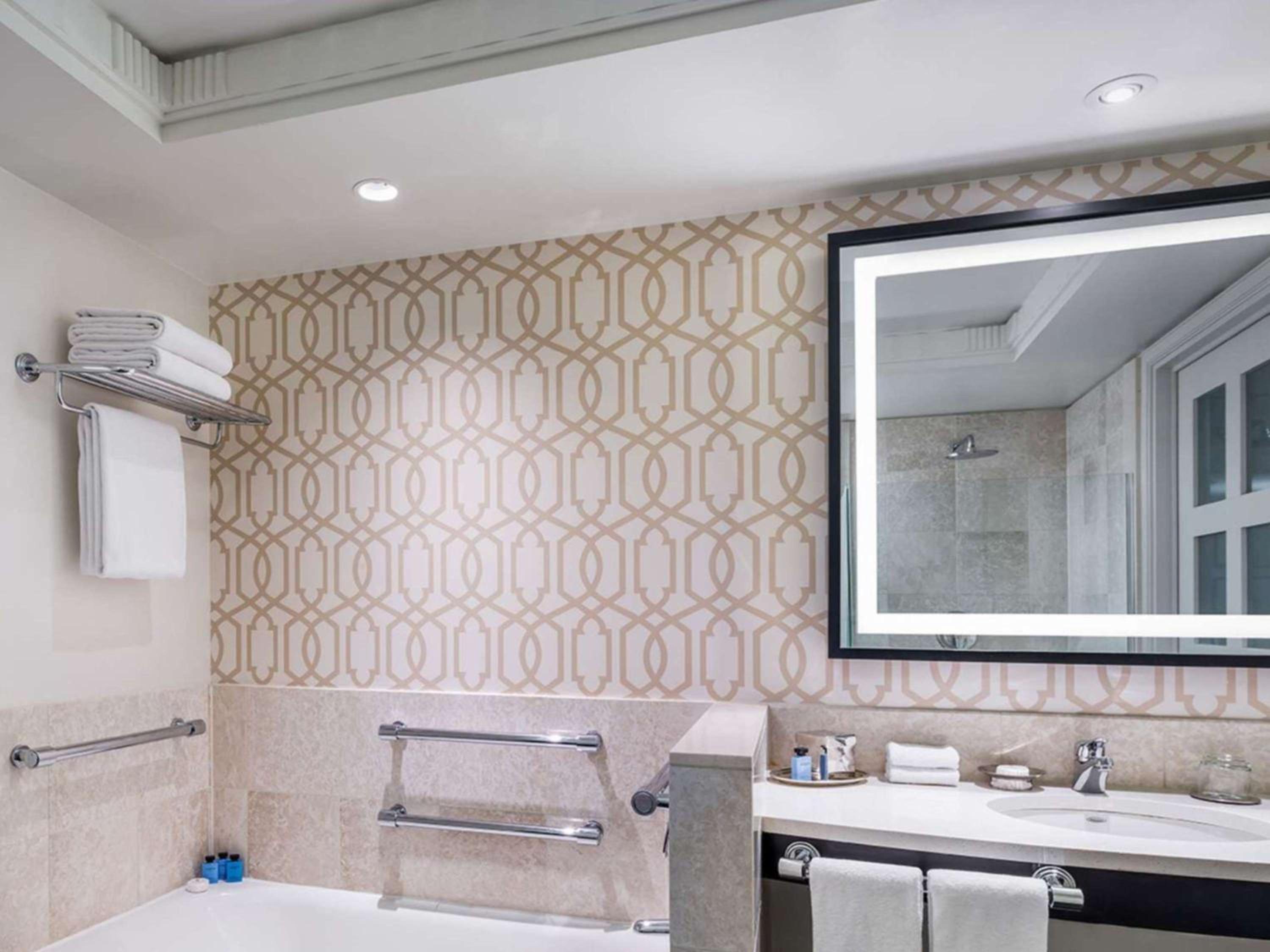 Junior King Suite with Bath Tub - Mobility Accessible - Photo 7