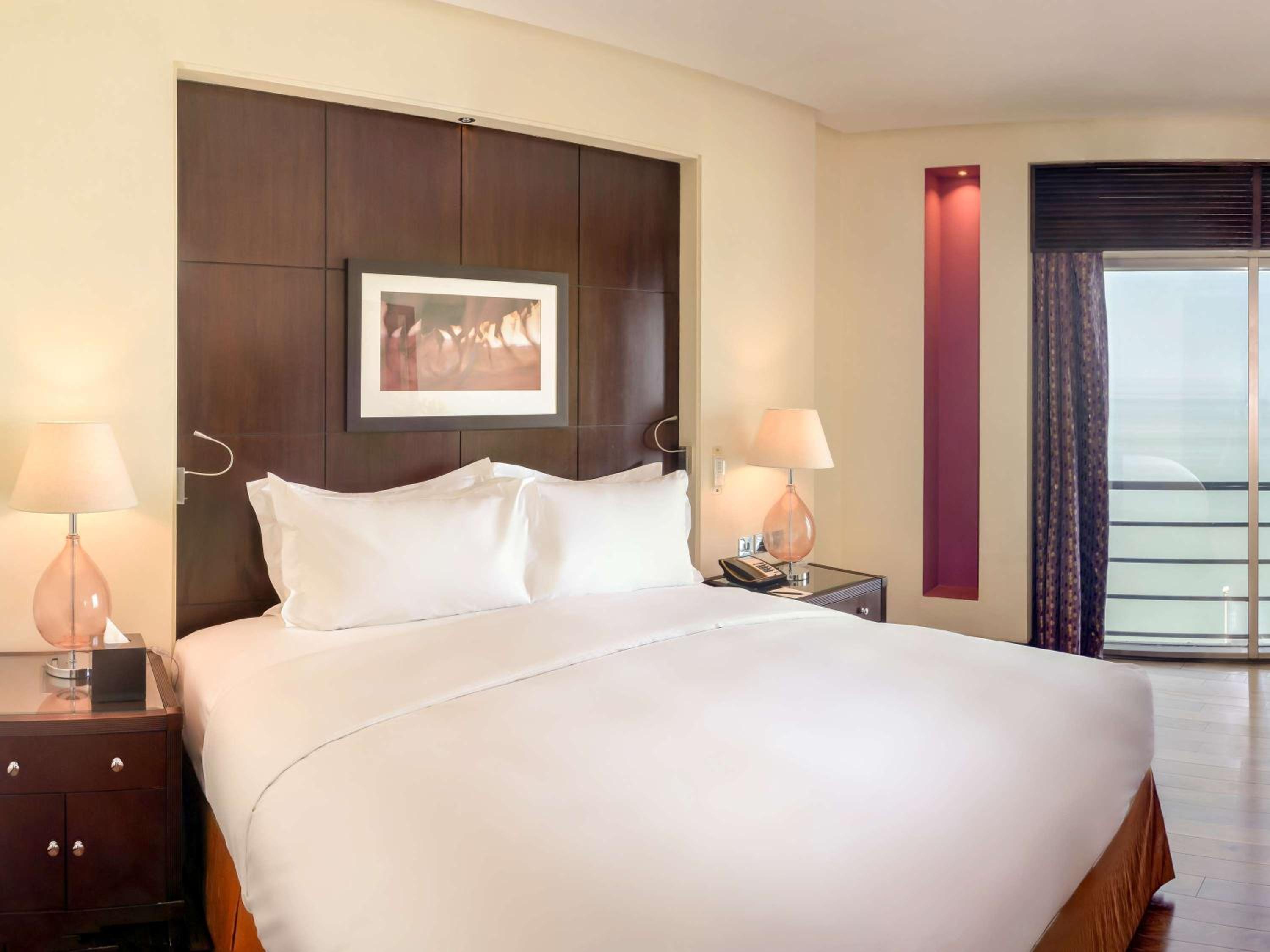 Family Suite Club Access with Balcony and City View - Photo 3