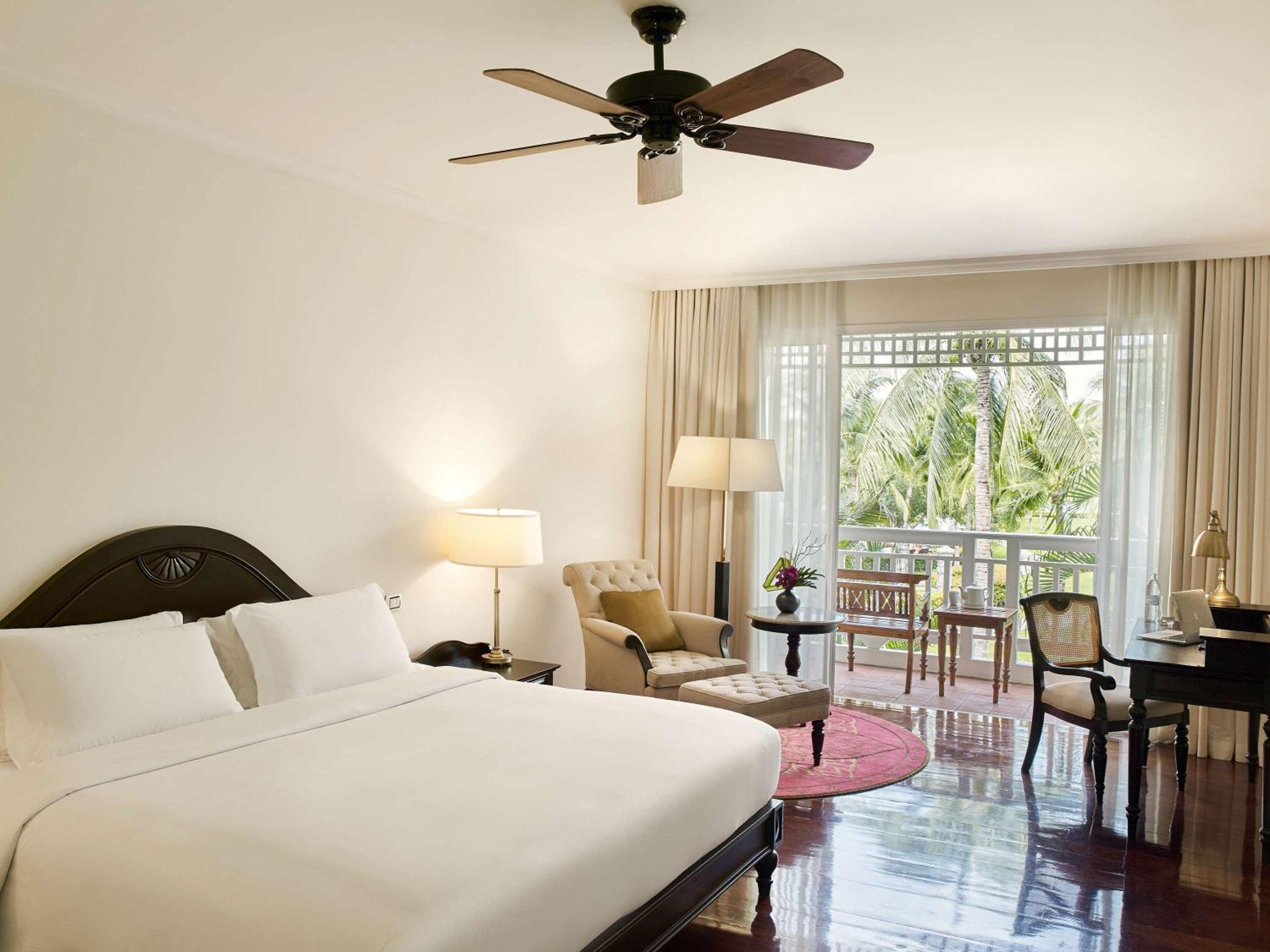 Superior Room with King Bed and Balcony - Photo 3
