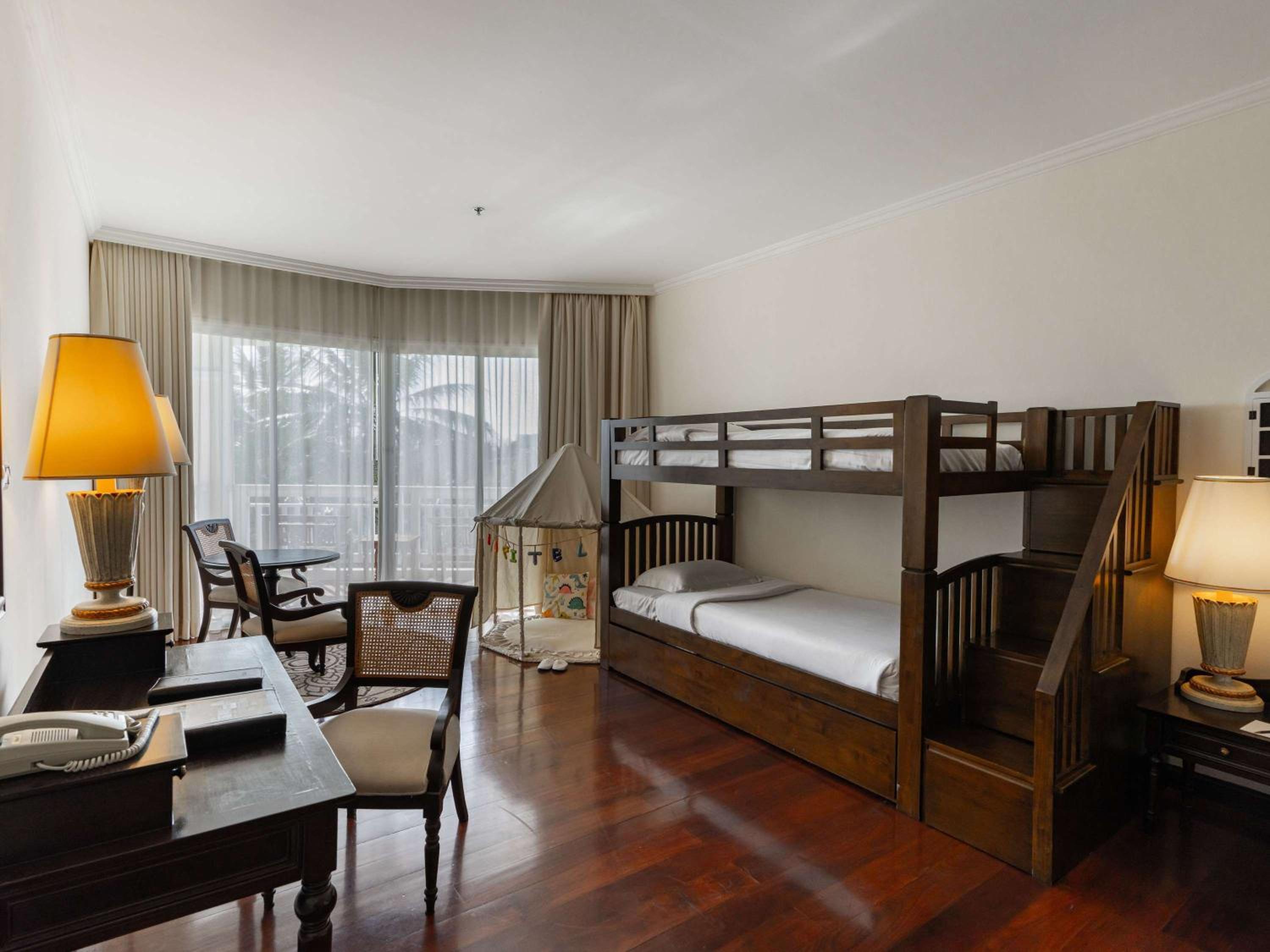 Family Room with Private Balcony - Photo 4