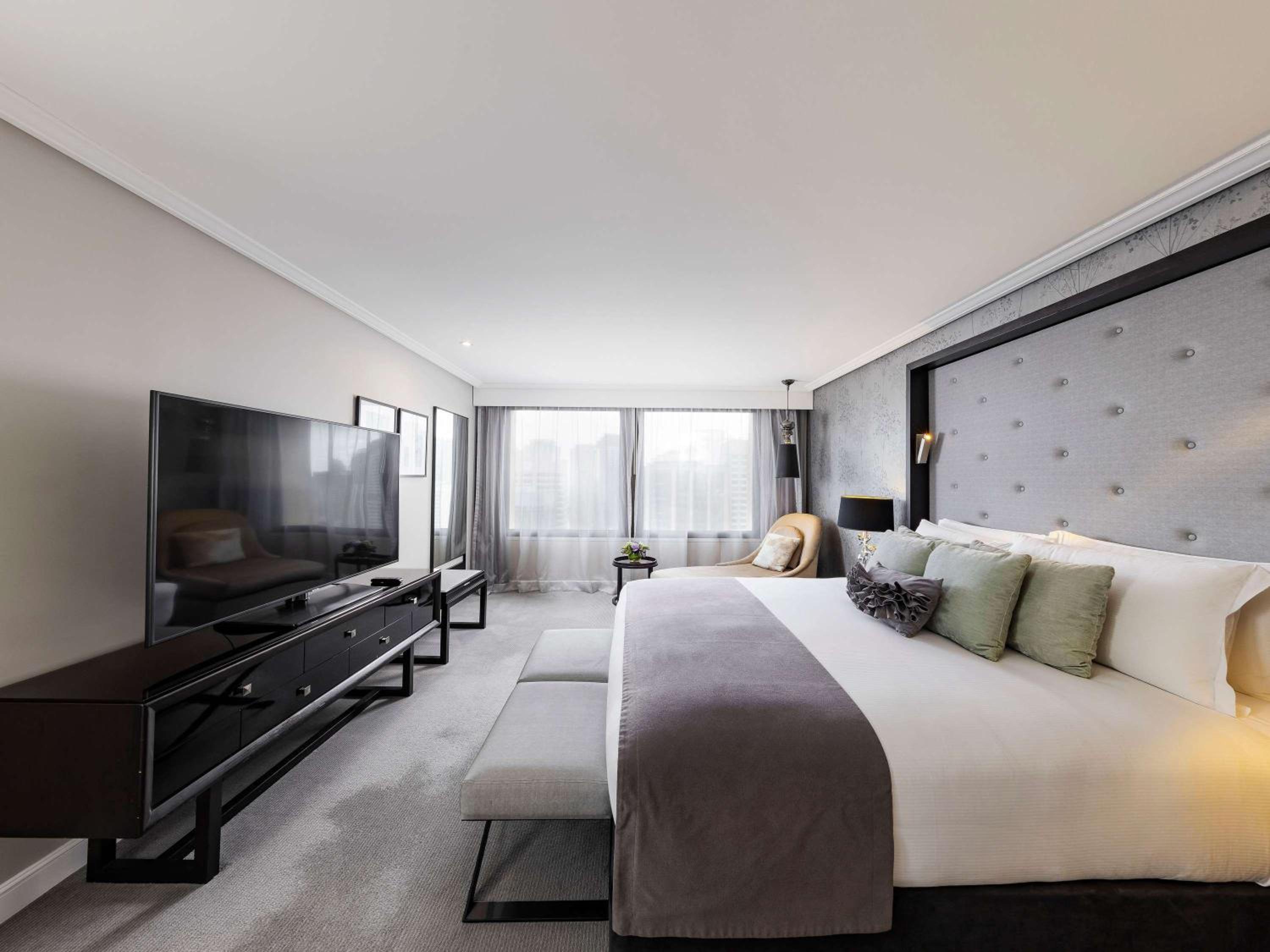 PREMIER SUITE King Bed, Separate Lounge, City View, Premium Bath - Photo 10