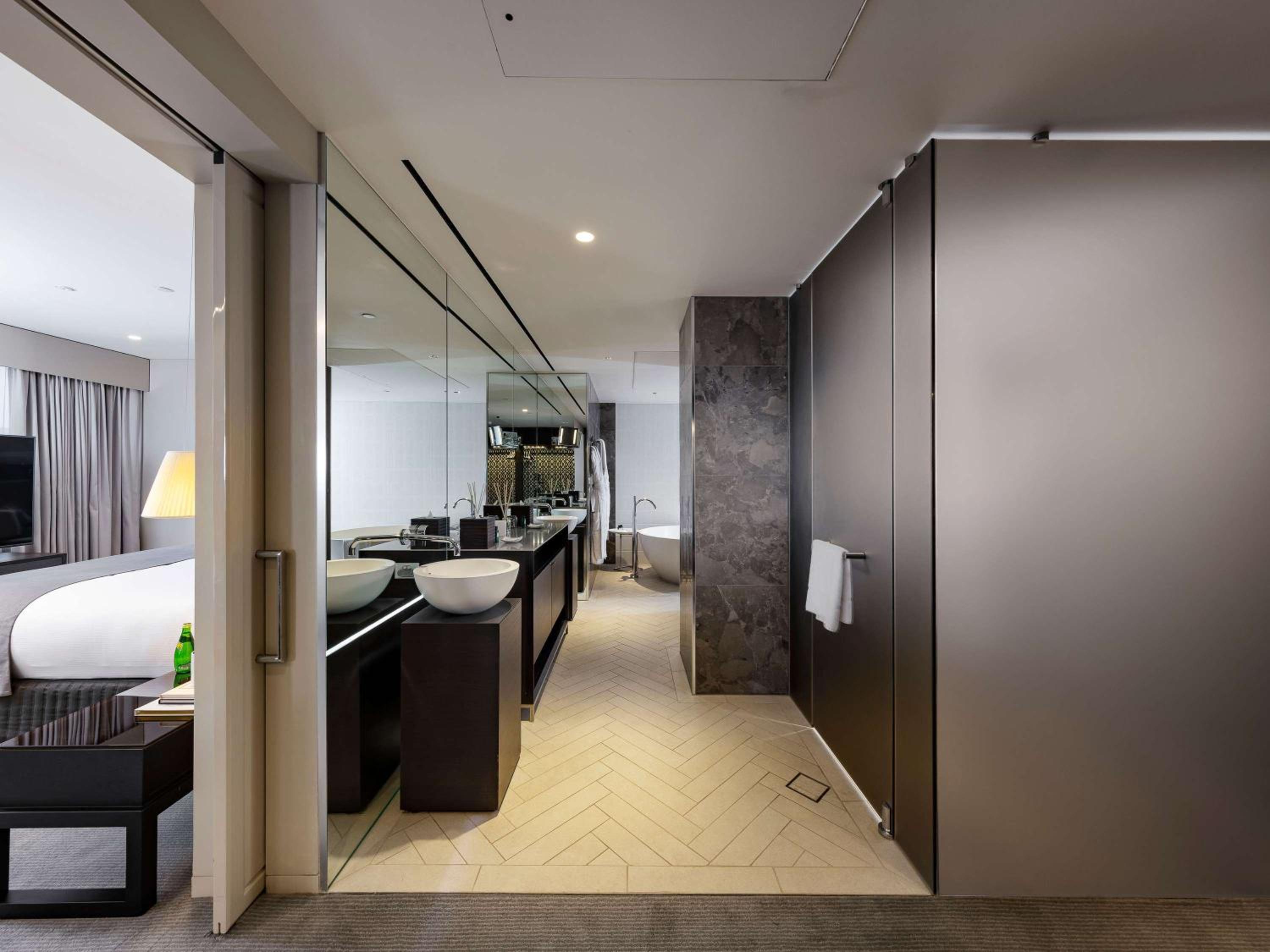 OPERA SUITE Club Access, King Bed, Separate Lounge, City View High Floor, Indulgent Bath, 94m2 thumbnail 6