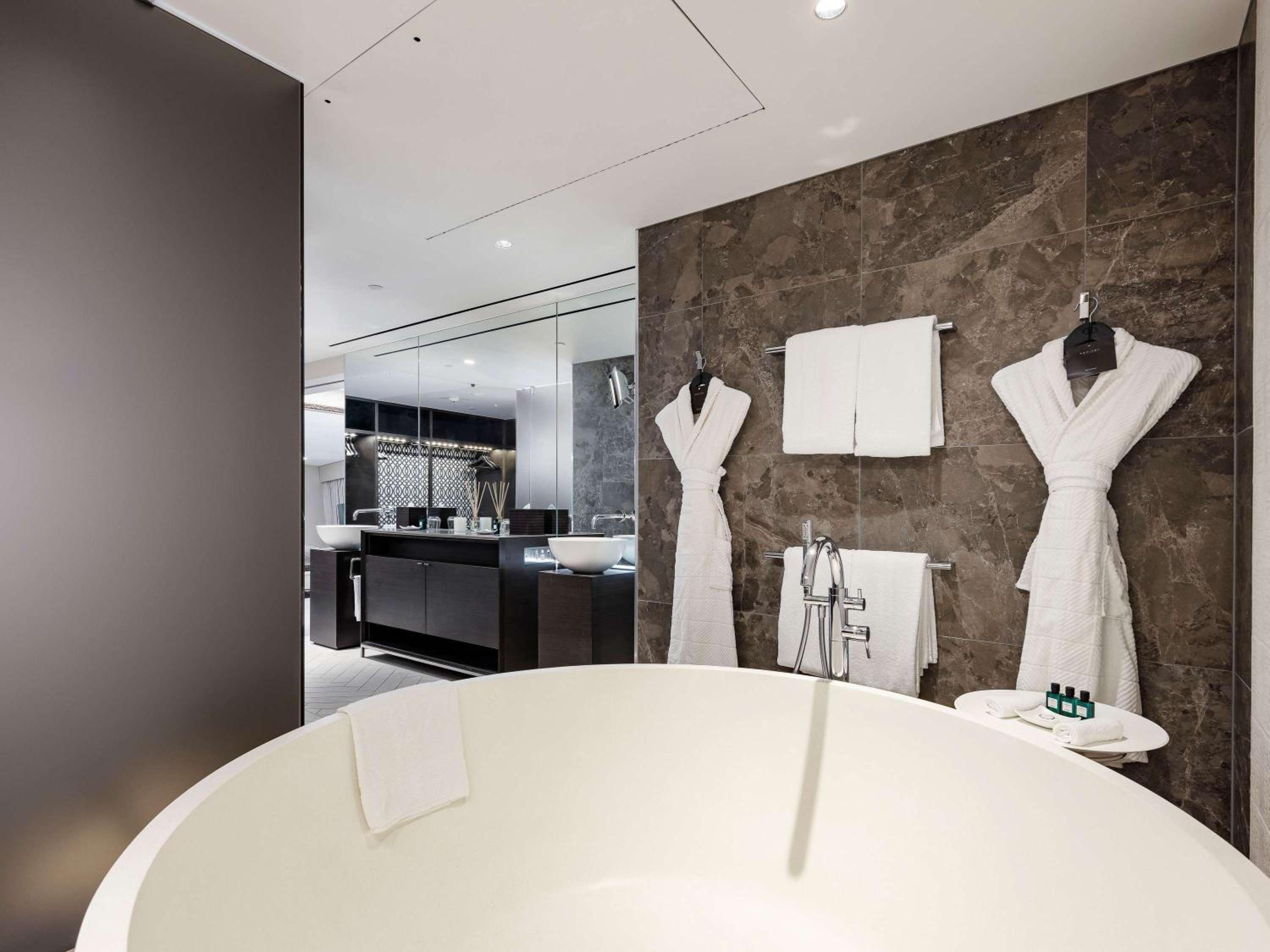 OPERA SUITE Club Access, King Bed, Separate Lounge, City View High Floor, Indulgent Bath, 94m2 thumbnail 5