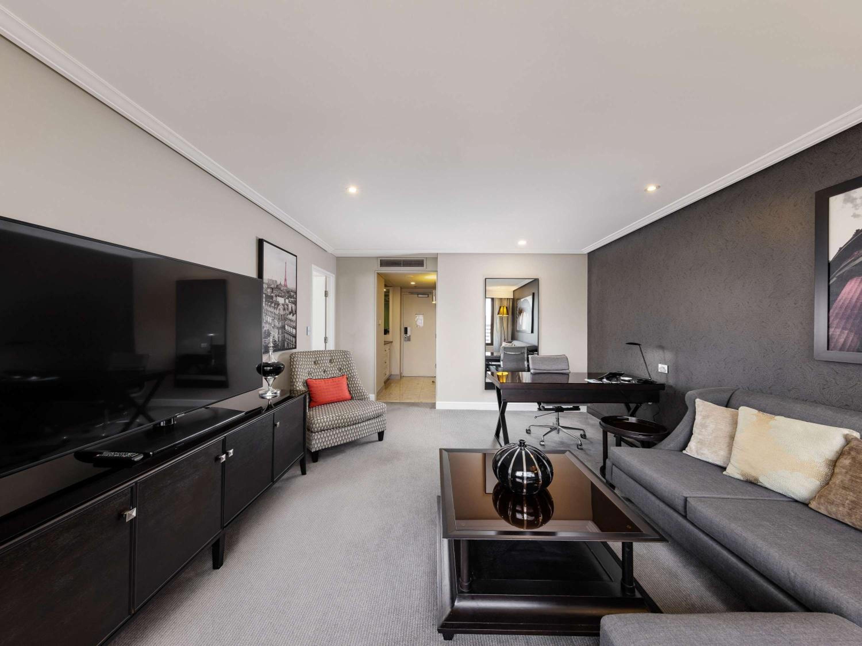 PREMIER SUITE King Bed, Separate Lounge, City View, Premium Bath thumbnail 6