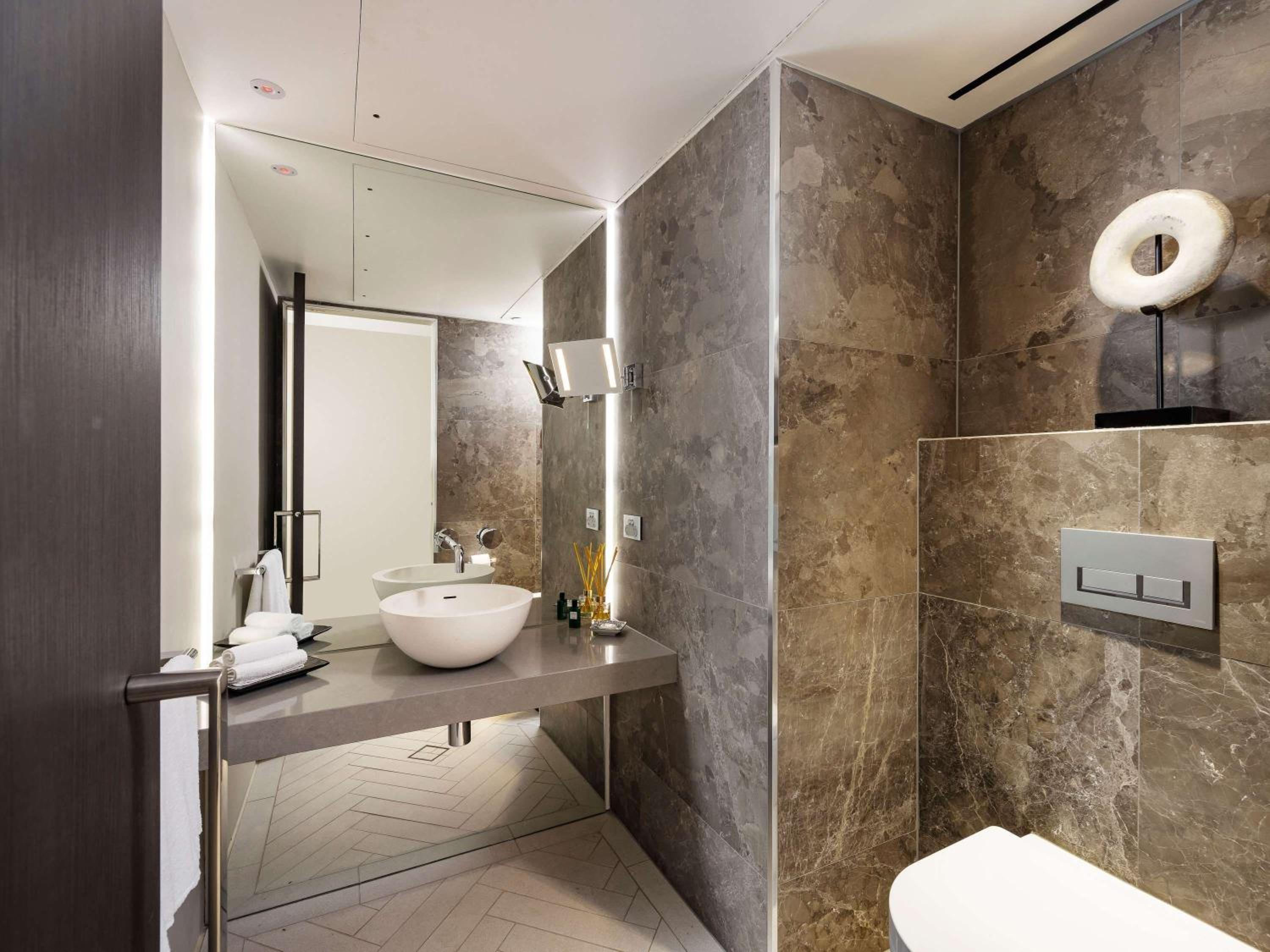 OPERA SUITE Club Access, King Bed, Separate Lounge, City View High Floor, Indulgent Bath, 94m2