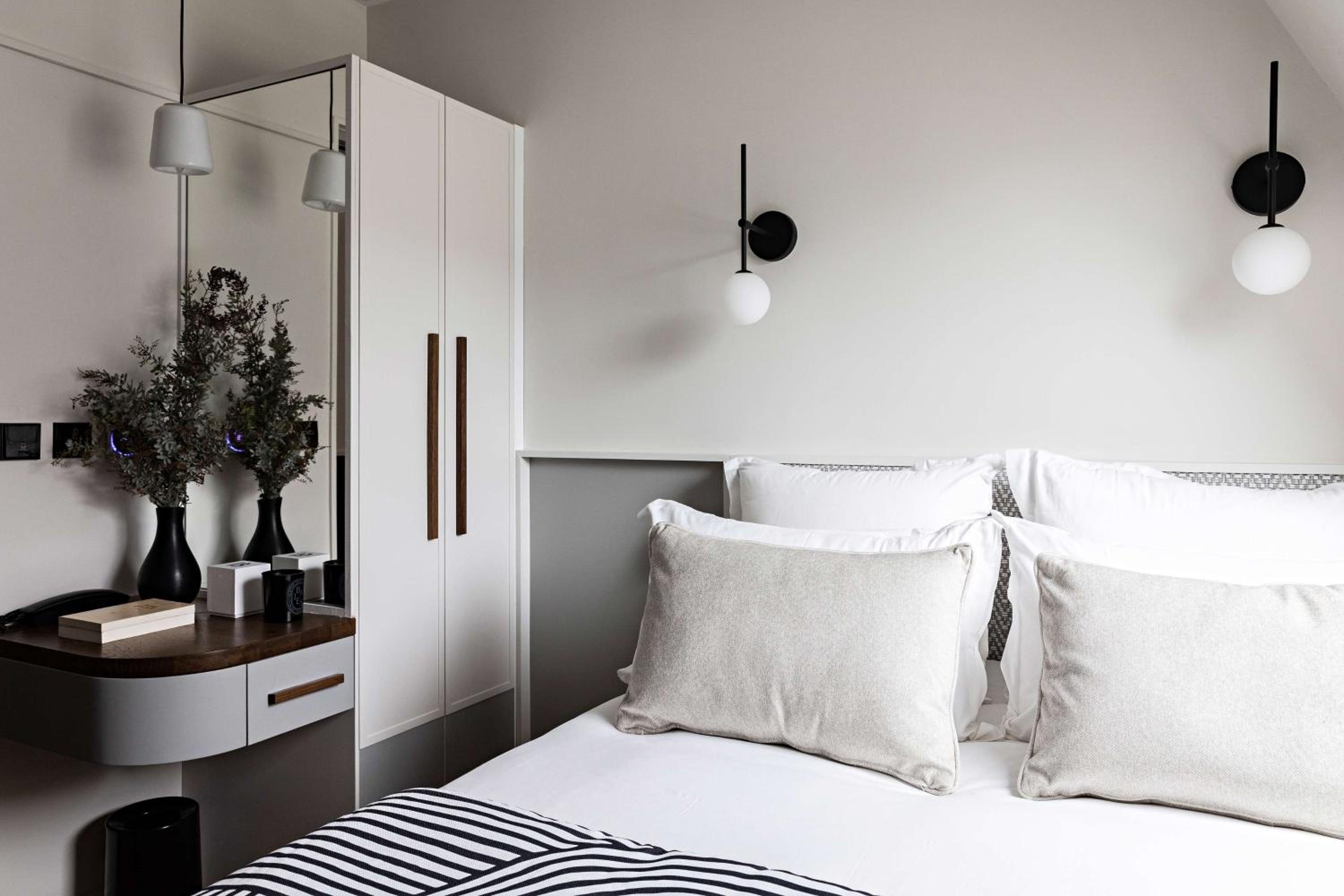 Classic Single Room with Shower Only - Upper Floor/Non-Smoking