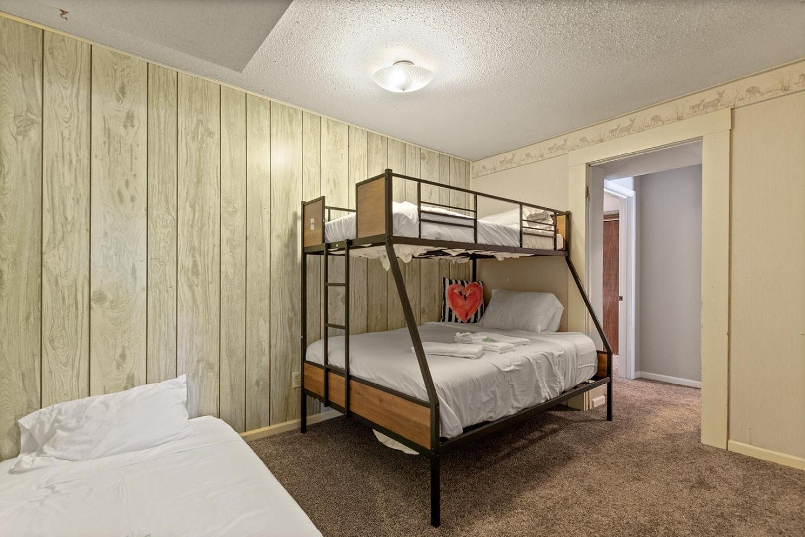 Six-Bedroom House photo 1