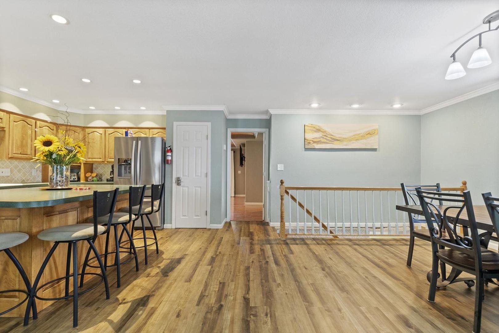 Six-Bedroom House photo 2