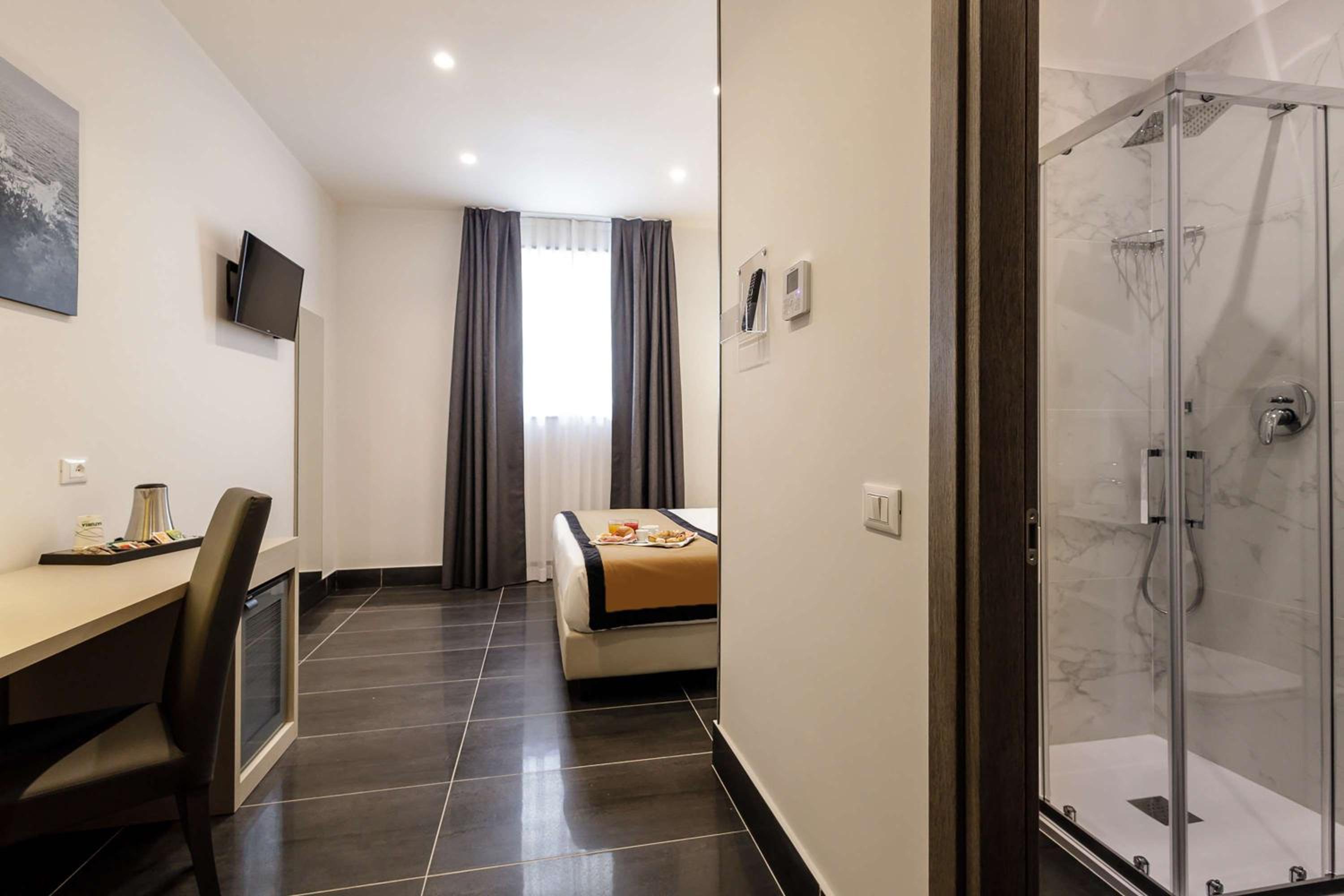 Standard King Room – Converts into Two Single Beds/Non-Smoking photo 3