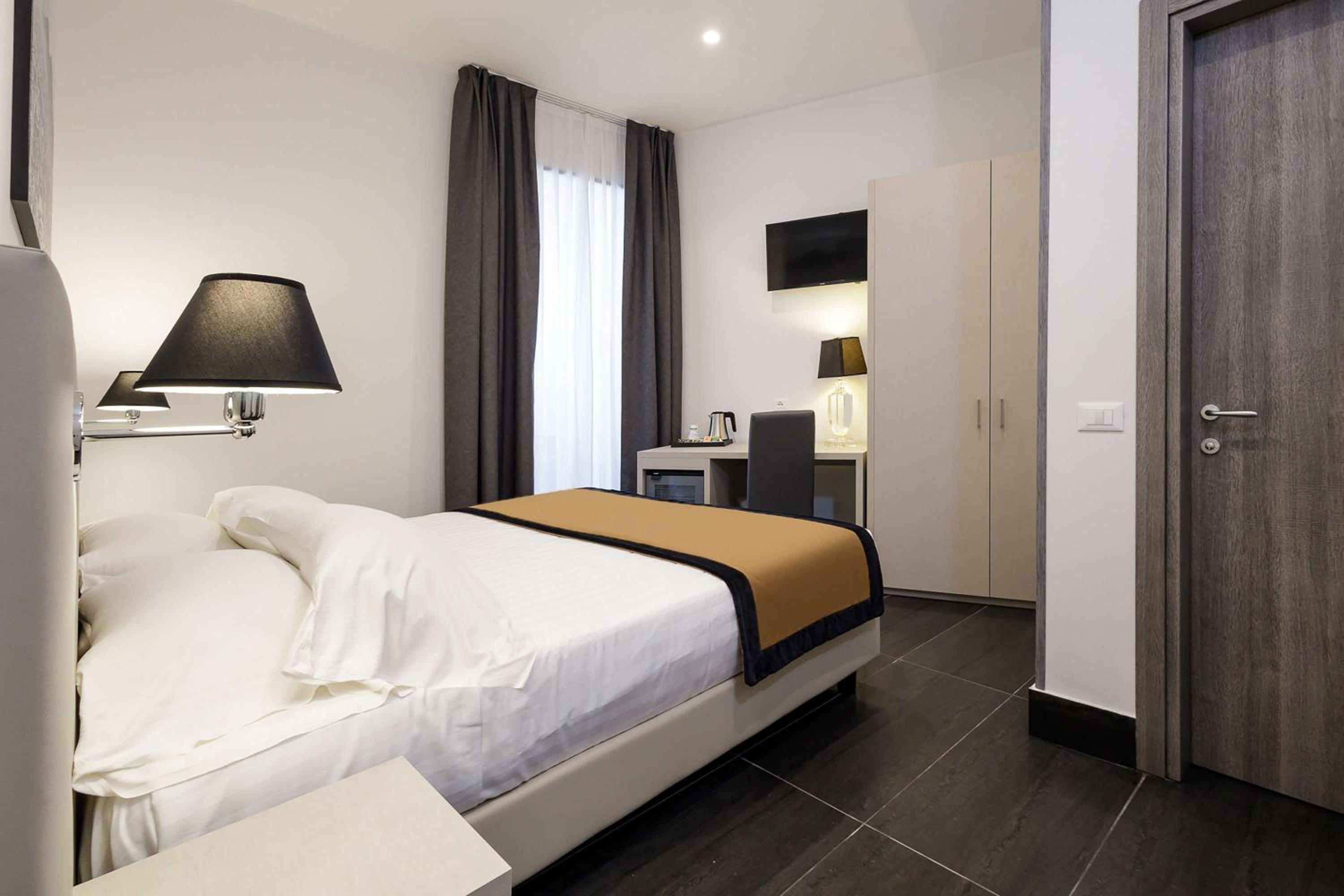Standard King Room with Balcony - Non-Smoking photo 3