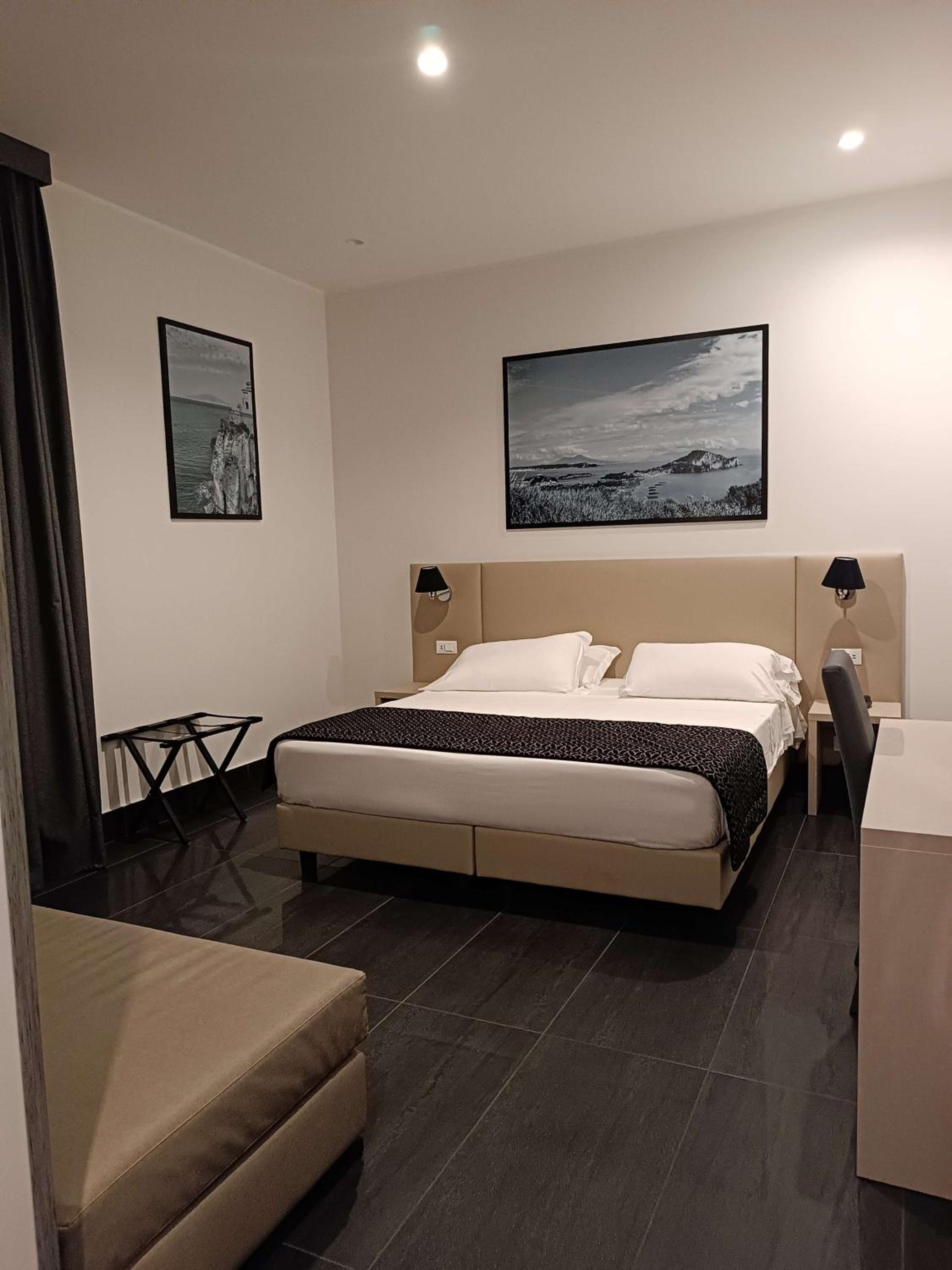 Superior King Room with Sofa Bed - Non-Smoking photo 3