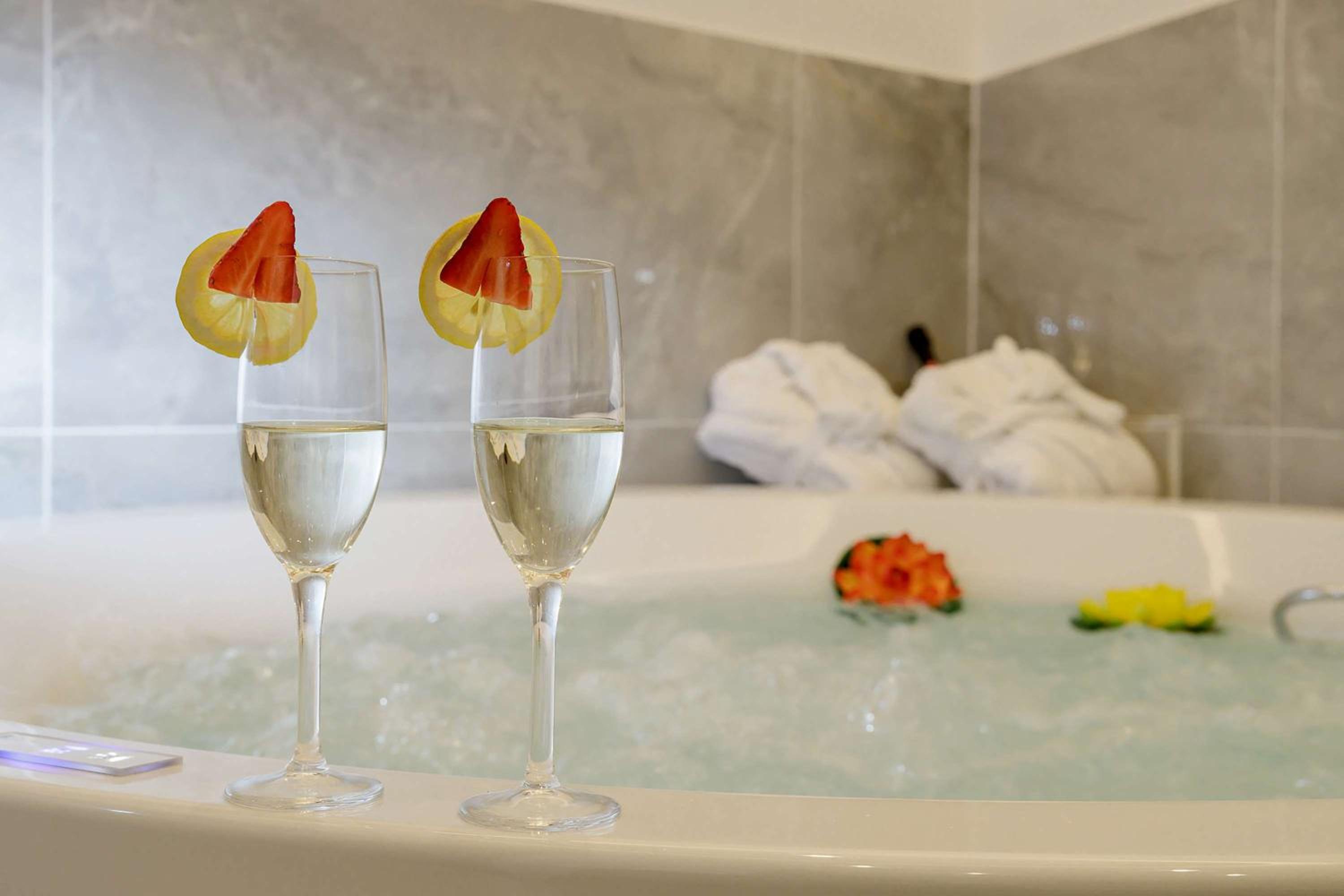 Deluxe King Room with Bath Tub and Balcony - Non-Smoking photo 3